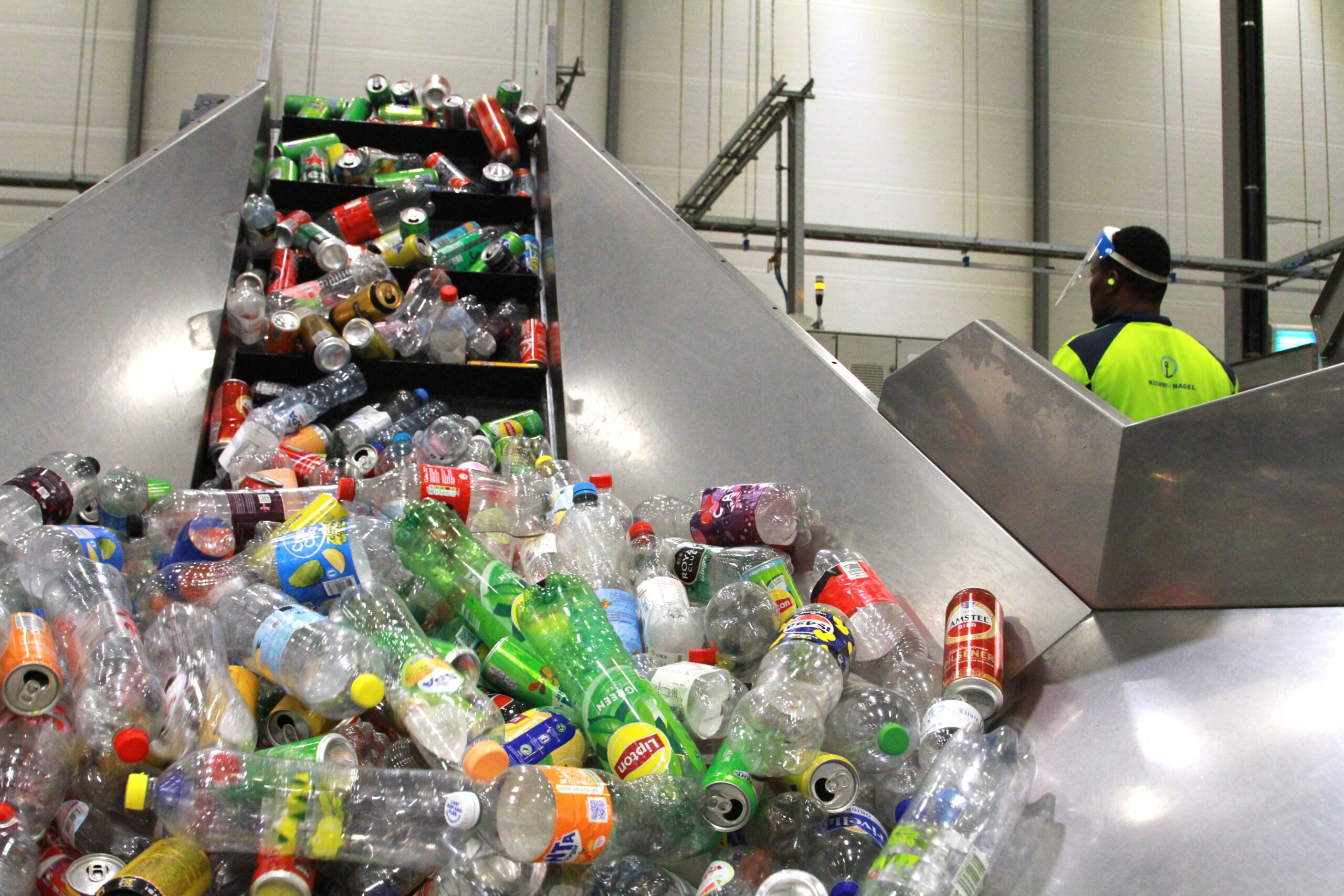 Statiegeldflesjes in het Verpact-telcentrum in Utrecht. Foto: Distrifood