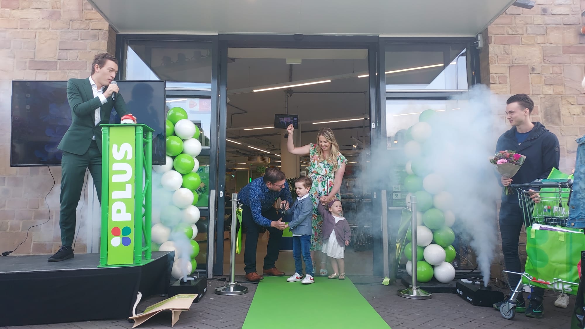 Jasper Spiertz tijdens de opening van Plus Vandaag in Schinnen samen met zijn gezin. Eigen foto