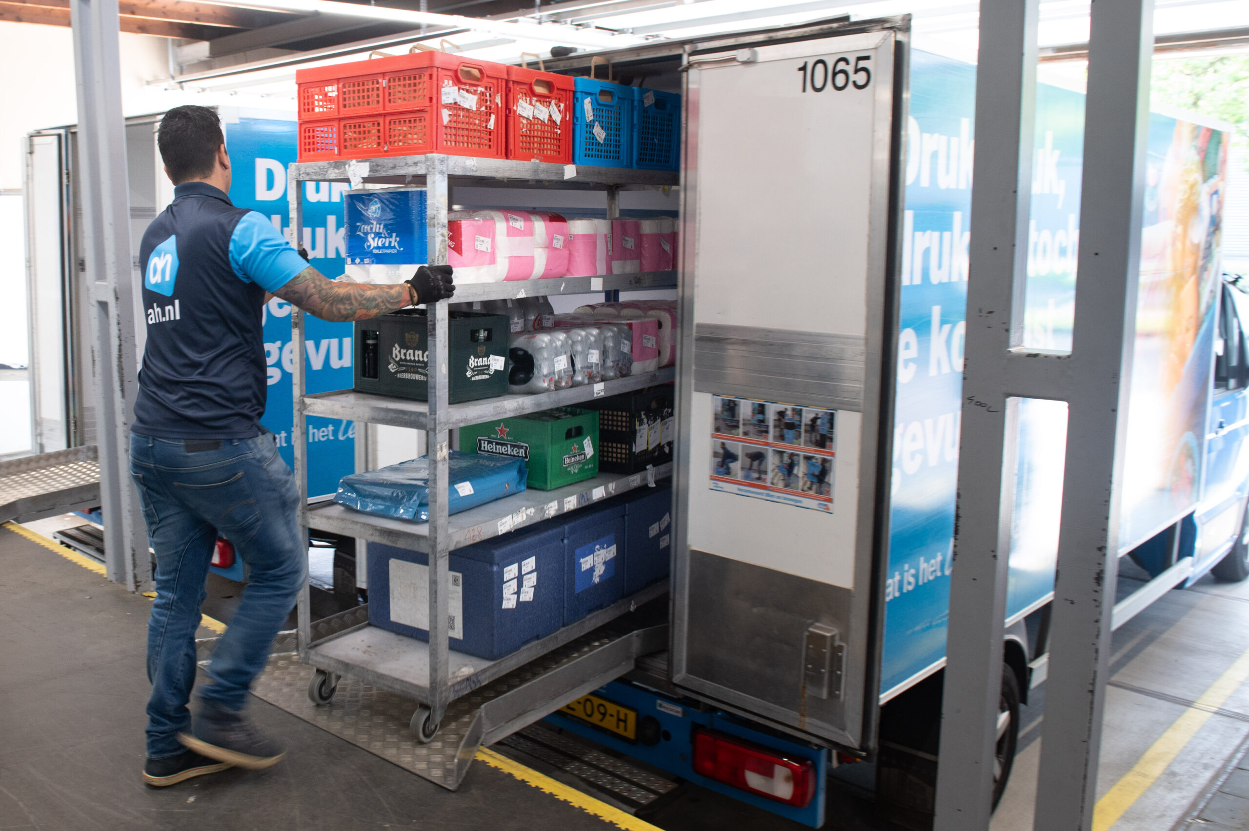Een bezorgauto wordt geladen bij een hub van Albert Heijn. Foto: Albert Heijn