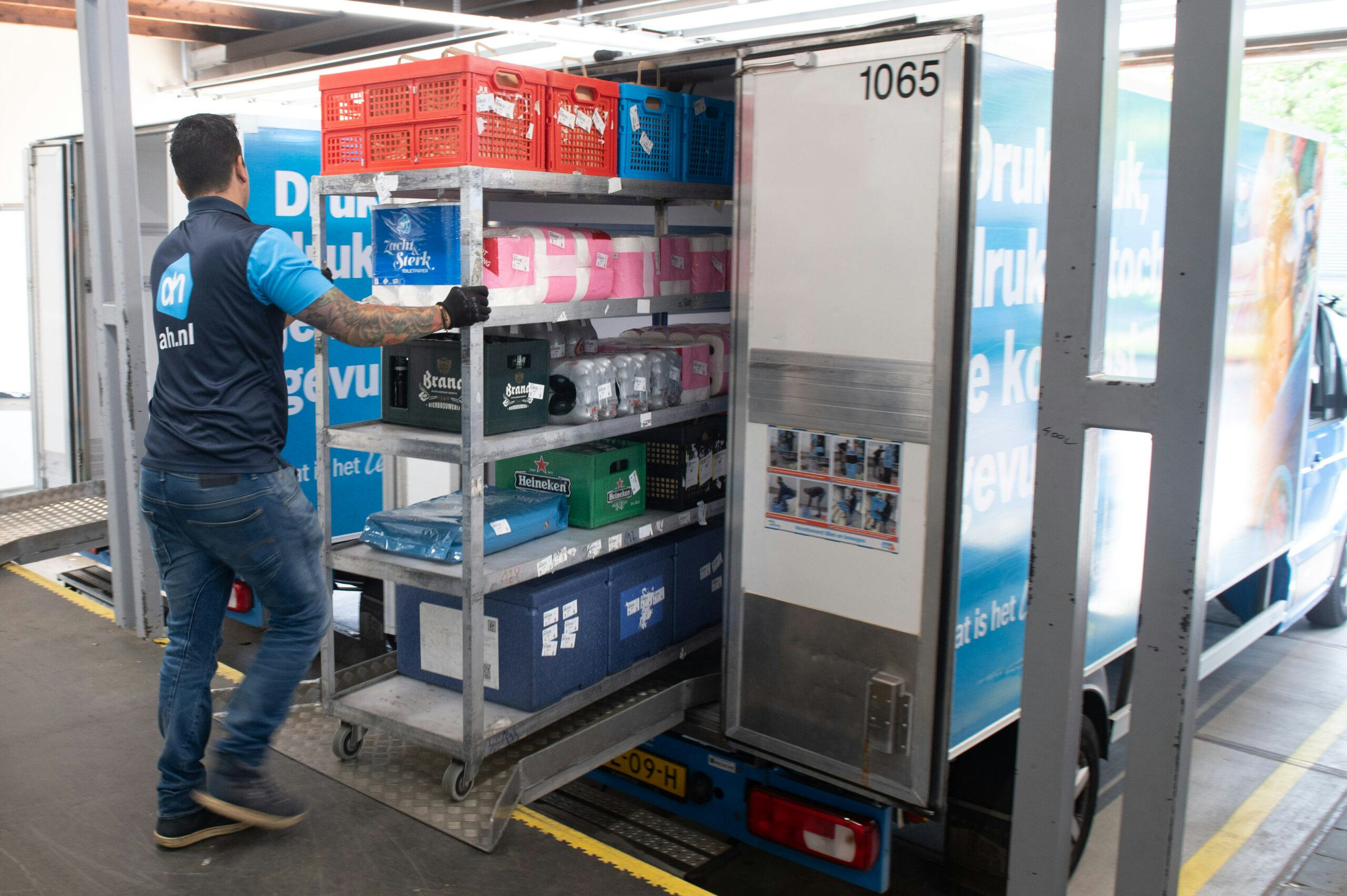 Een bezorgauto wordt geladen bij een hub van Albert Heijn. Foto: Albert Heijn