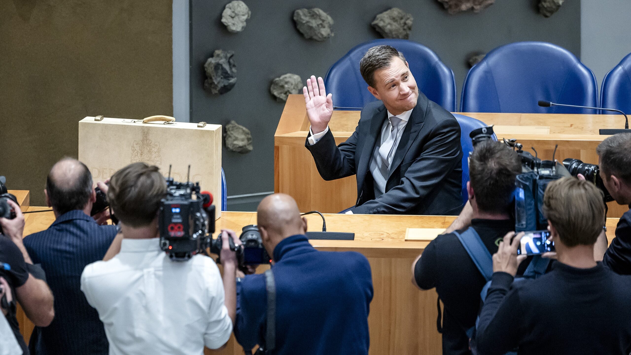 Minister Eelco Heinen van Financiën (VVD) presenteert het koffertje met de Miljoenennota en rijksbegroting aan de Tweede Kamer. Foto: ANP