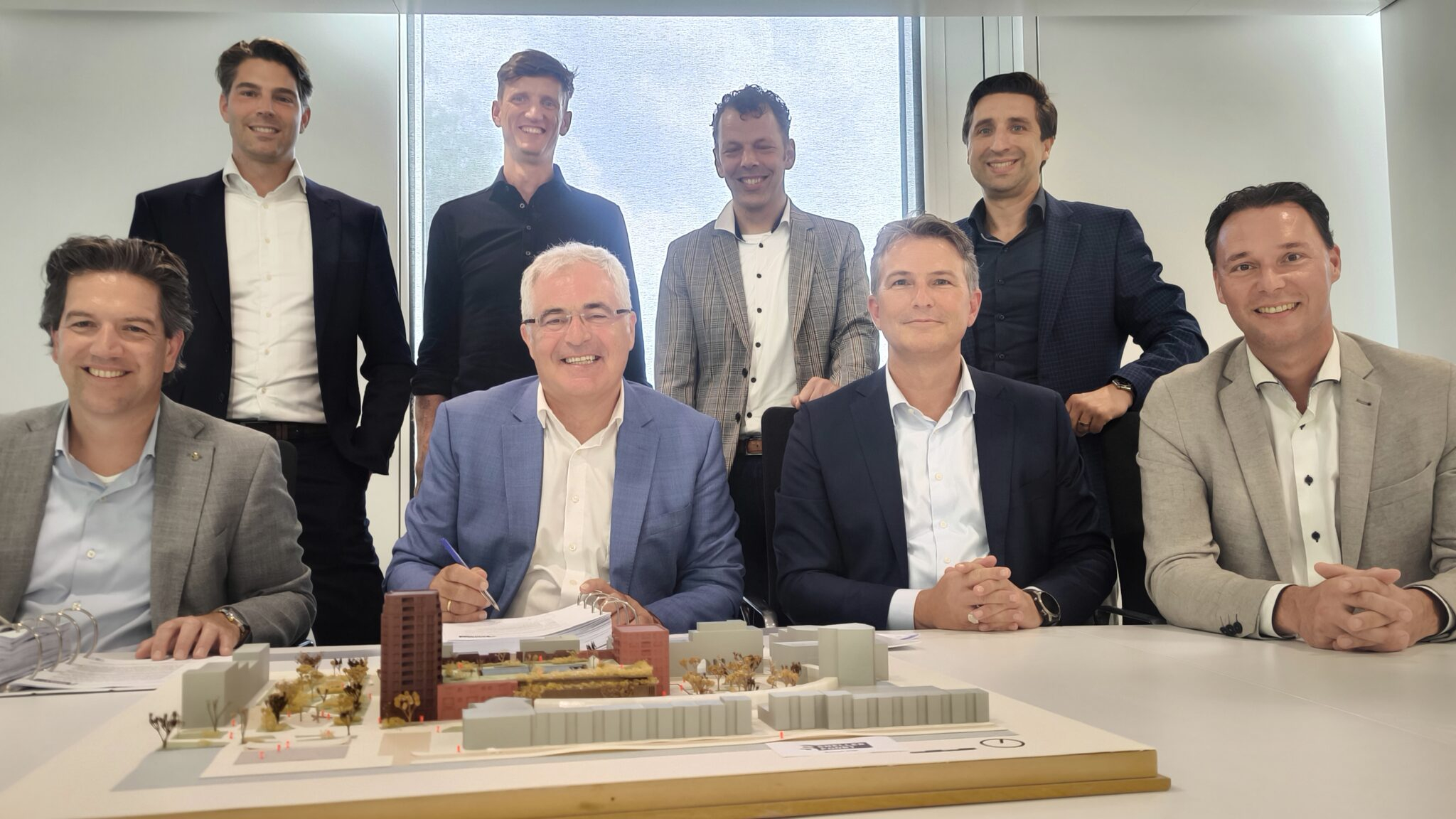 Op maandag 2 september ondertekenden ceo Edwin de Maa van Hoogvliet supermarkten, directeur Riny Kouwer van Hoogvliet Beheer en wethouder Arjan Noorthoek van de gemeente Woerden de ontwikkelovereenkomst voor het project Snellerpoort. Foto: gemeente Woerden