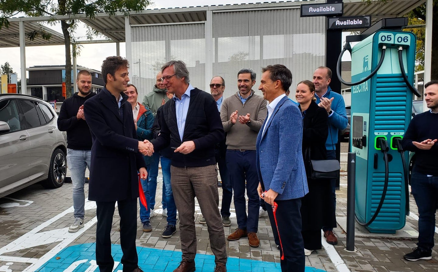 De eerste laadpaal bij een Delhaize in Vlaanderen in oktober 2023.