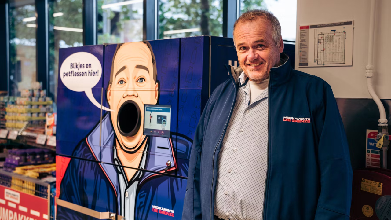 Medikamente Die Grenze-eigenaar Bert Hesselink poseert bij zijn 'Holle Bolle Bert-statiegeldautomaat. Foto: Medikamente Die Grenze