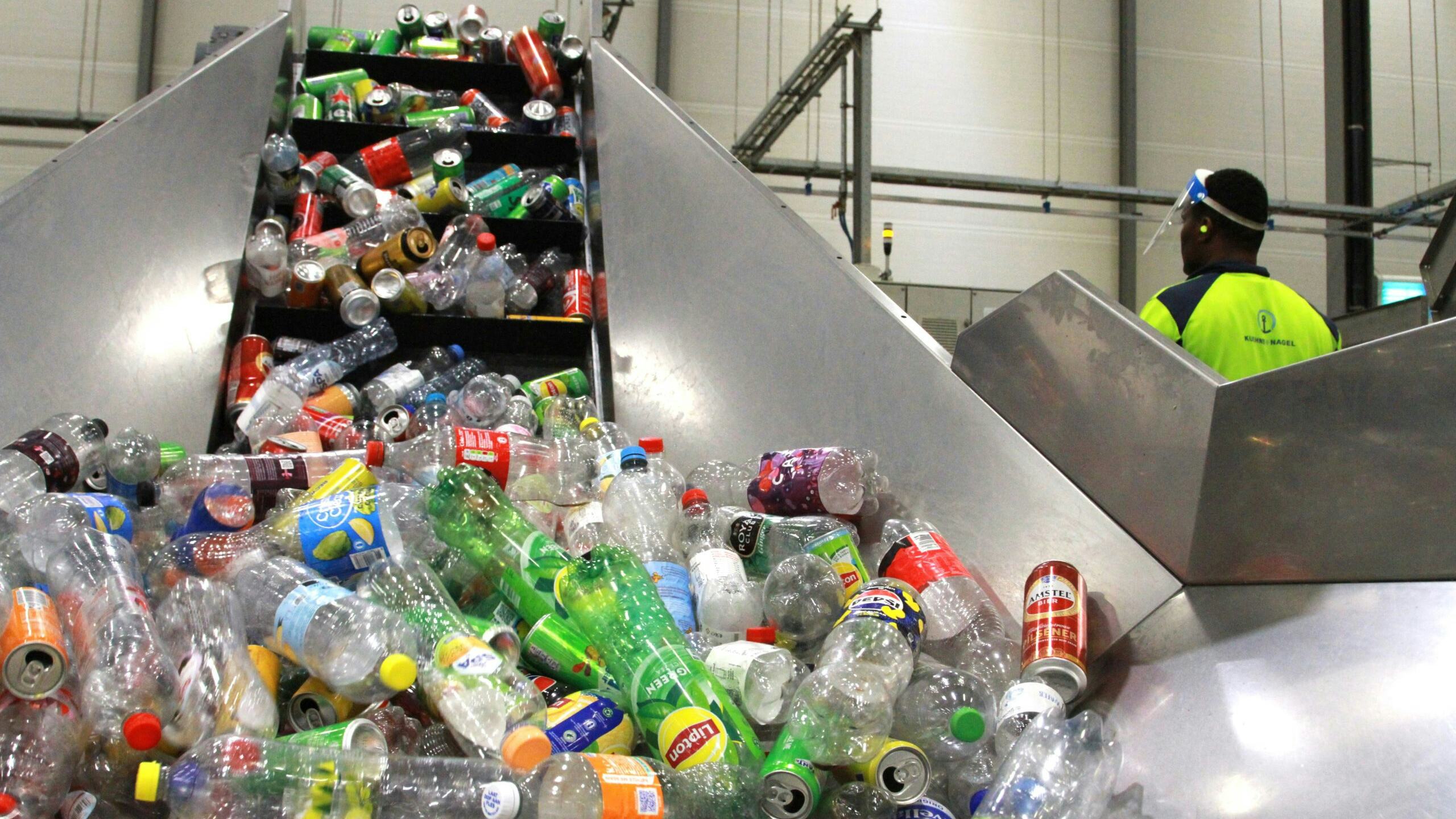 Statiegeldflesjes in het Verpact-telcentrum in Utrecht. Foto: Distrifood