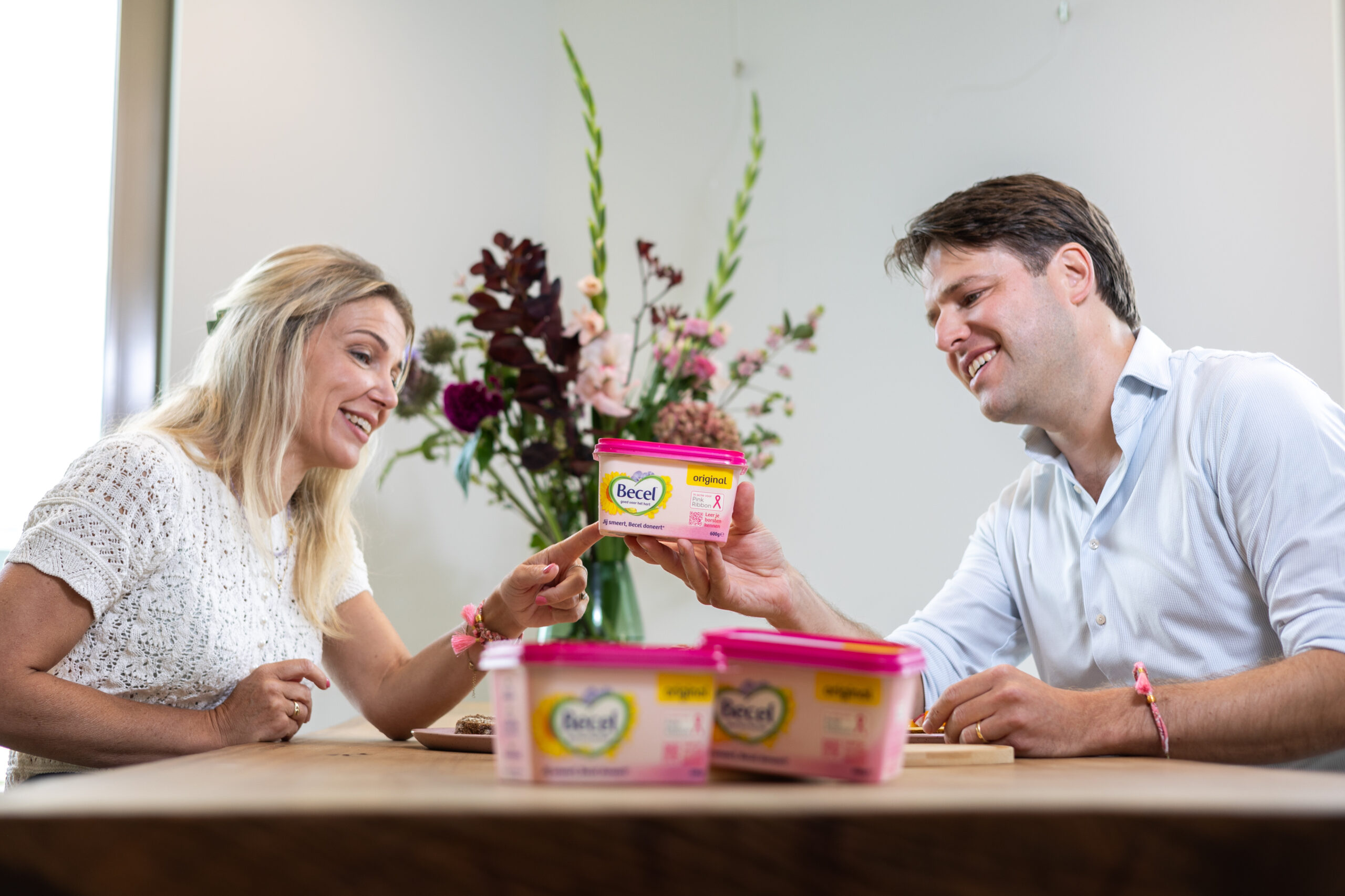 Judith Hoogendoorn, marketing directeur en Maarten Wismans, head of trademarketing & category management bij Flora Food Group.