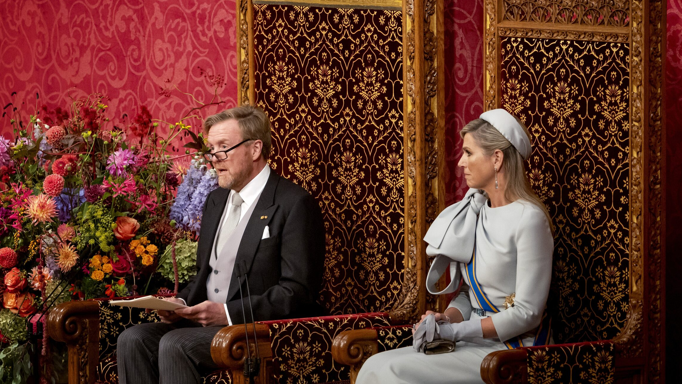 Koning Willem-Alexander leest, met koningin Maxima naast hem, de Troonrede voor aan leden van de Eerste en Tweede Kamer in de Koninklijke Schouwburg Den Haag. Foto: ANP