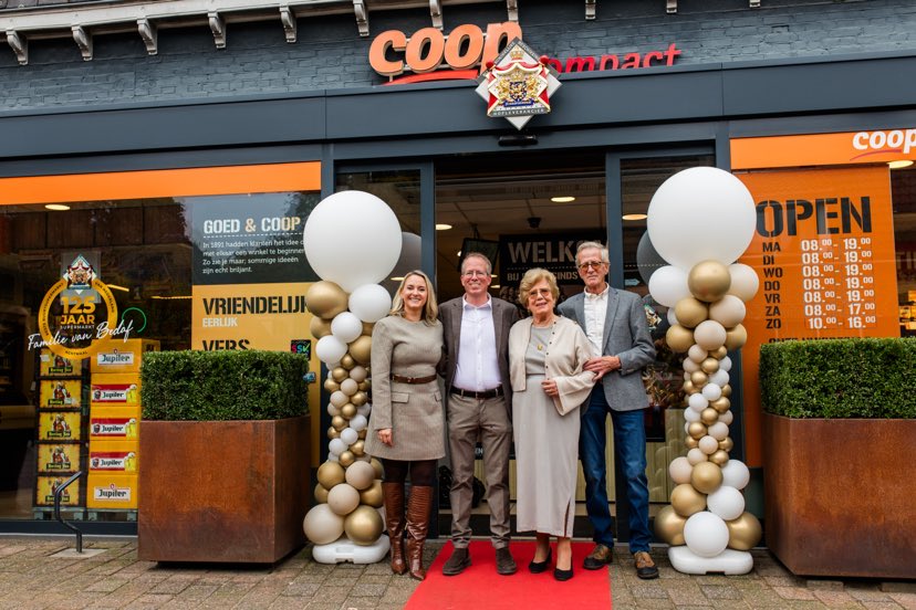 De familie Van Bedaf voor de winkel, met het onthulde bord van het hofleverancierschap. Foto: Van Bedaf