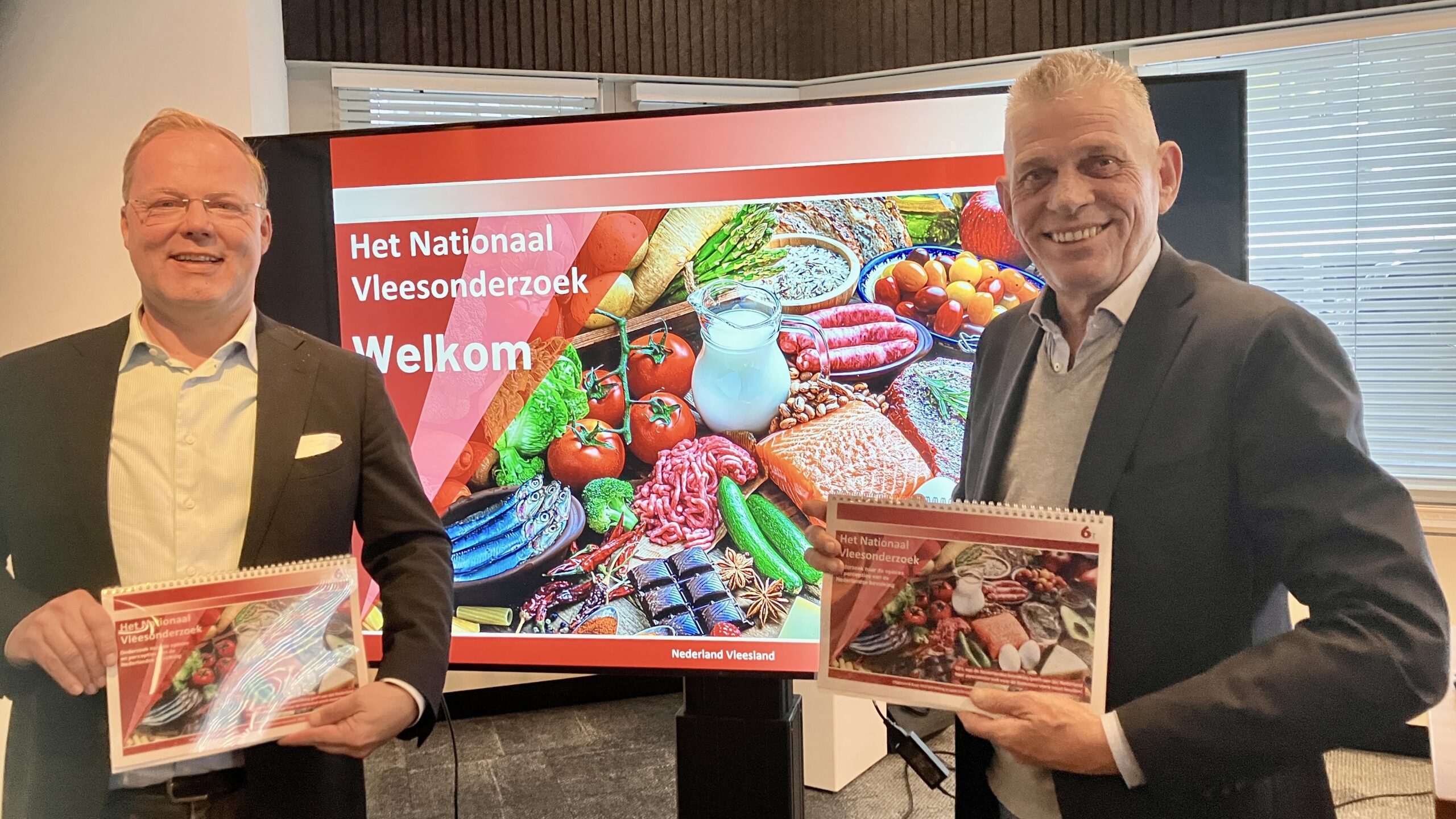 Laurens Hoedemaker, voorzitter van de Centrale Organisatie voor de Vleessector (COV) en onderzoeker Klaas Dijkstra van Zest (rechts) deelden tijdens de presentatie hun inzichten over de vleesconsumptie en de perceptie ervan in Nederland. Foto: VMT