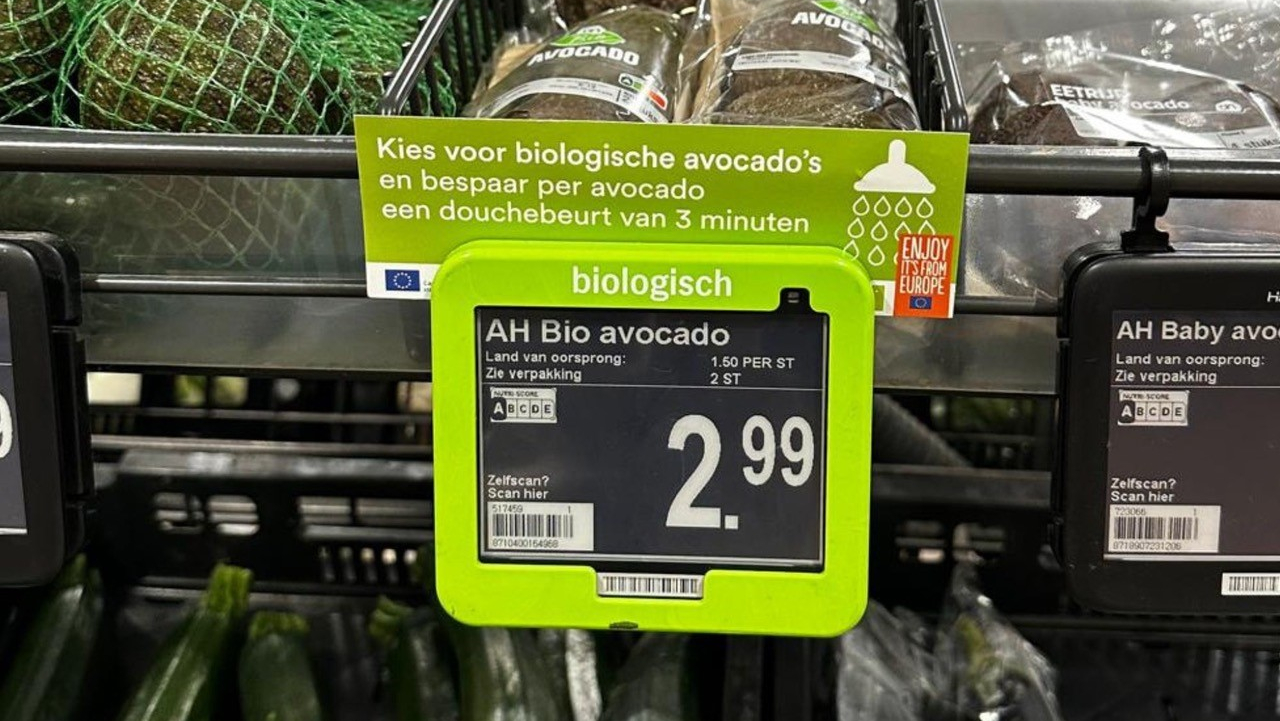 Een biologische avocado bij Albert Heijn. Foto: CPS Yougov
