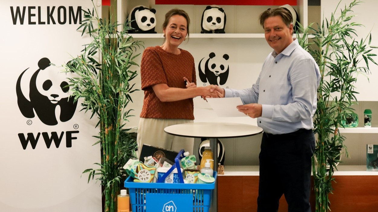 Ondertekeningsmoment door Anita Scholte op Reimer, directeur Duurzaamheid en Kwaliteit bij Albert Heijn en Bart Geenen, Chief Conservation Officer van WWF-NL. Foto: AH