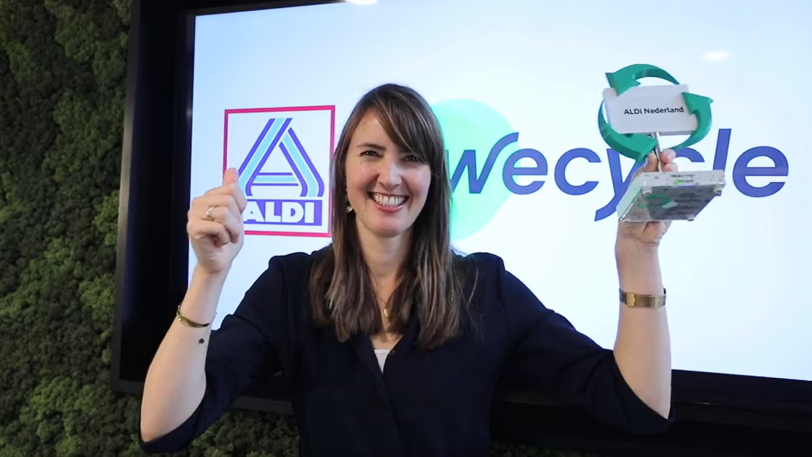 Nadie Winde (Aldi) is blij met de Wecycle Award. Foto: still via LinkedIn Stichting Open