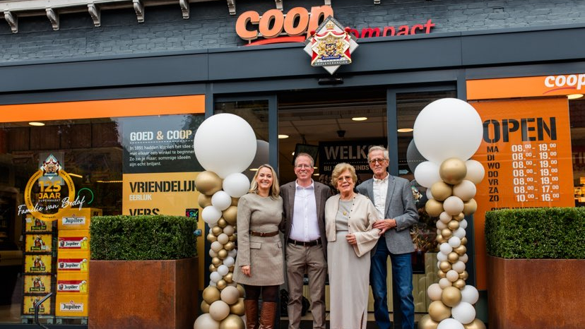 De familie Van Bedaf voor de winkel, met het onthulde bord van het hofleverancierschap. Foto: Van Bedaf