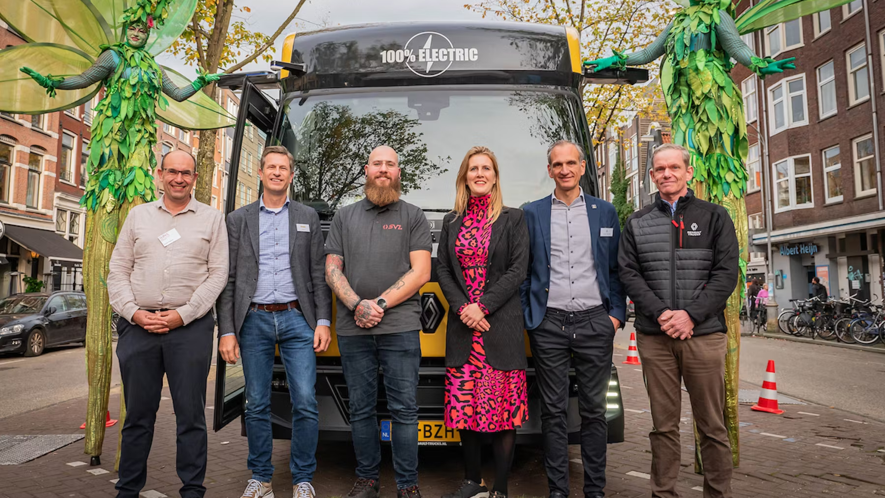 Wilko Maas (tweede van links) voor de e-truck van Jumbo. Foto: Feed Your Head Visuals
