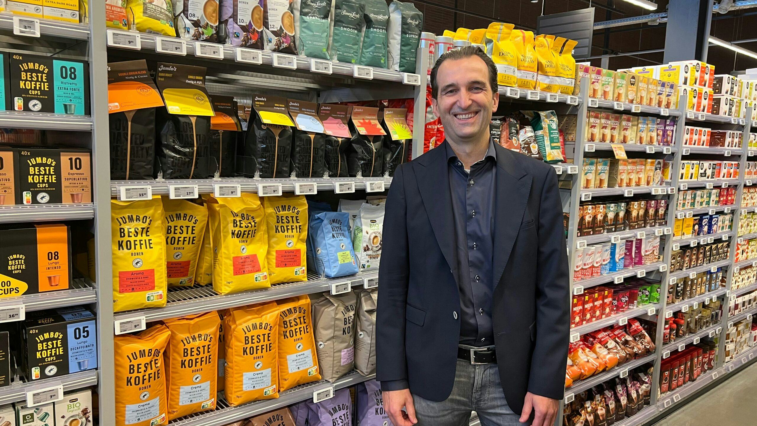 Ralph Bertrand, formuledirecteur bij Jumbo, voor het schap met Jumbo's koffie. Foto: Distrifood