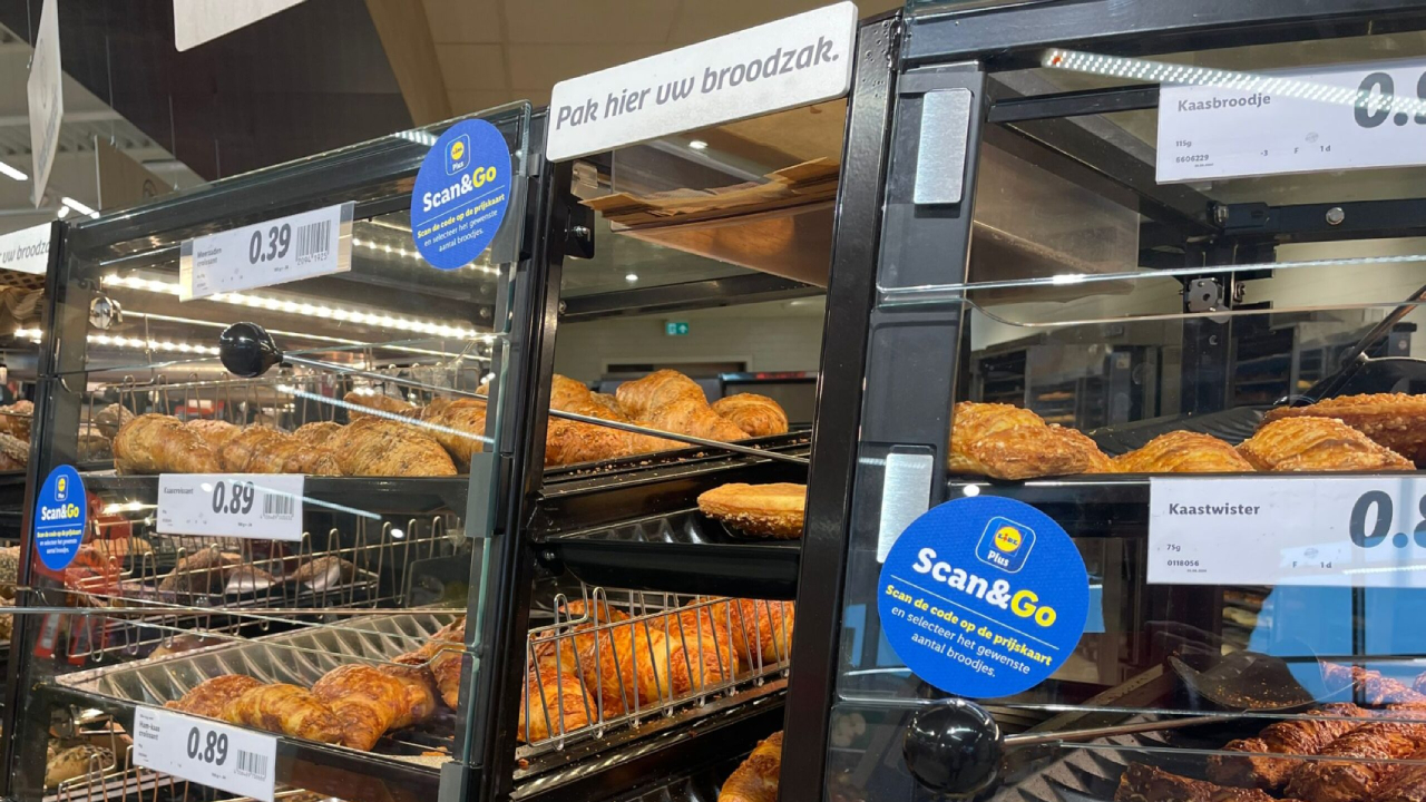 Stickers wijzen klanten op de mogelijkheid voor zelfscan. Foto: Distrifood