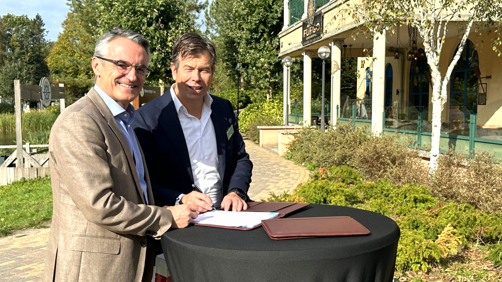 Olivier Garaïade van Center Parcs en Jan Willem Hilbron van Albron verlengen hun contract tot 2035. Foto: Distrifood