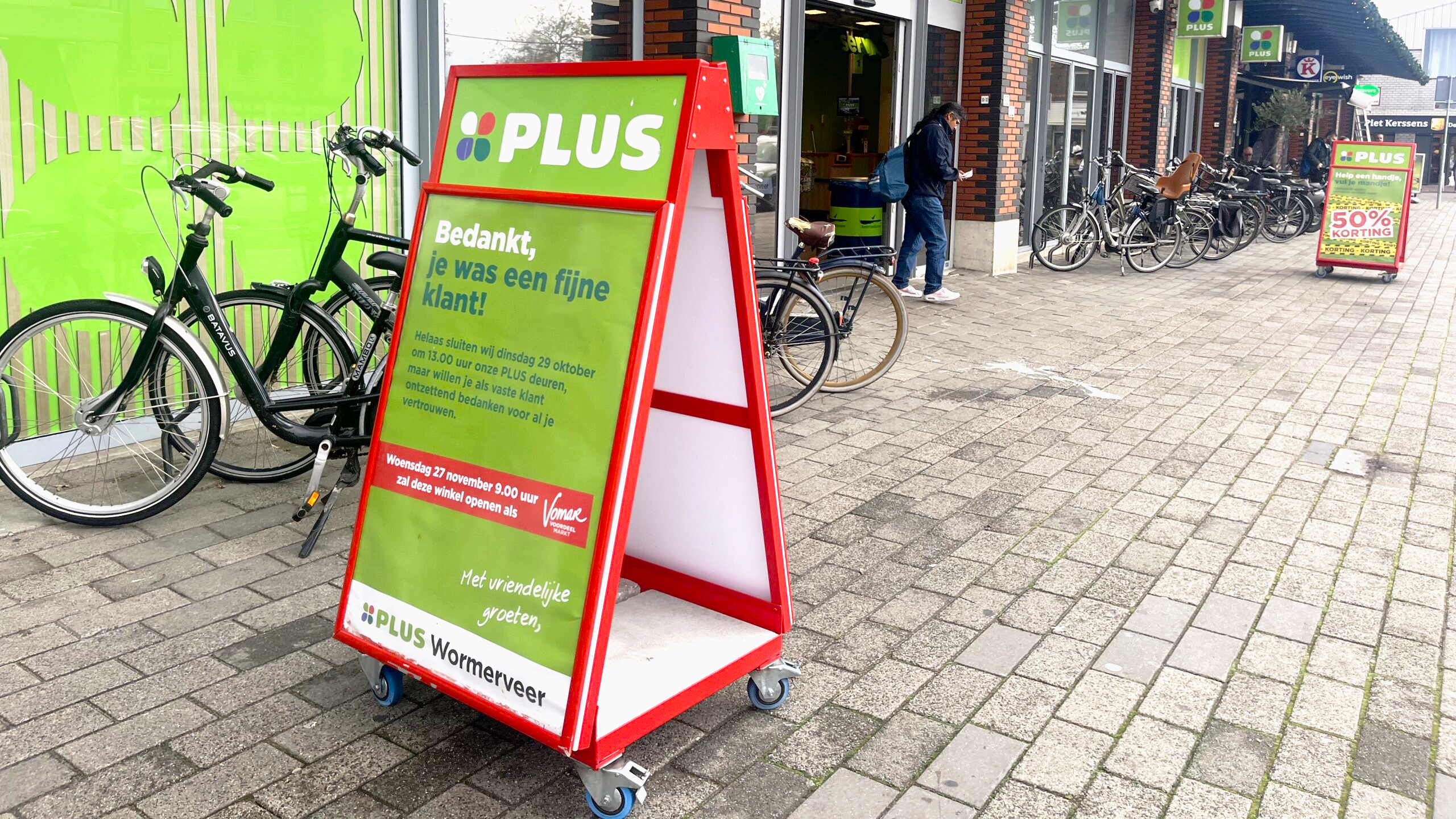 Plus bedankt haar klanten op de laatste dag in Wormerveer en kondigt de komst van Vomar aan. Foto: Distrifood