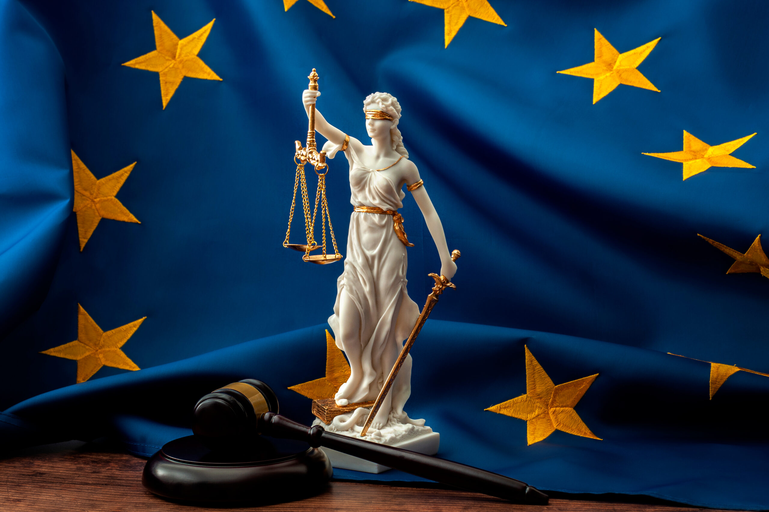 Vrouwe Justitia en de EU-vlag. Foto: Shutterstock