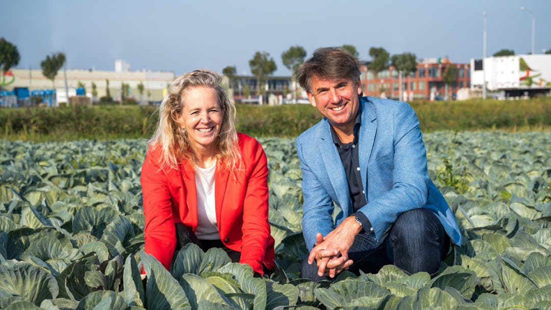 Anouk Wissink, algemeen directeur Koninklijke Vezet en Marcel Jacobs, chief executive officer van Kramer Food Family. Foto: Koninklijke Vezet