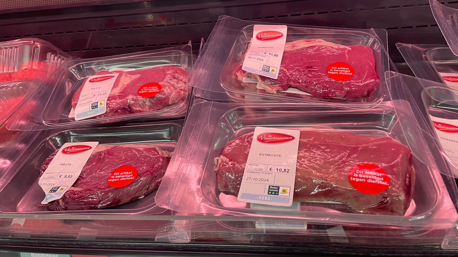 De vleesverpakkingen met waarschuwingsstickers bij Dirk van den Broek. Foto: Distrifood