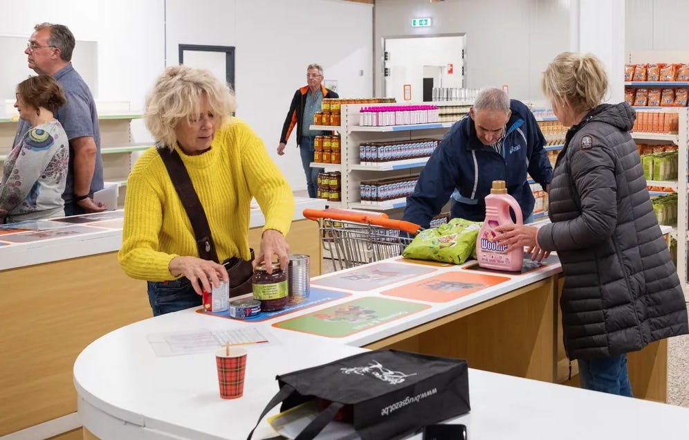 Voedselbank-vrijwilligers oefenen in de te openen gratis supermarkt. Foto: Voedselbank Nijmegen-Overbetuwe