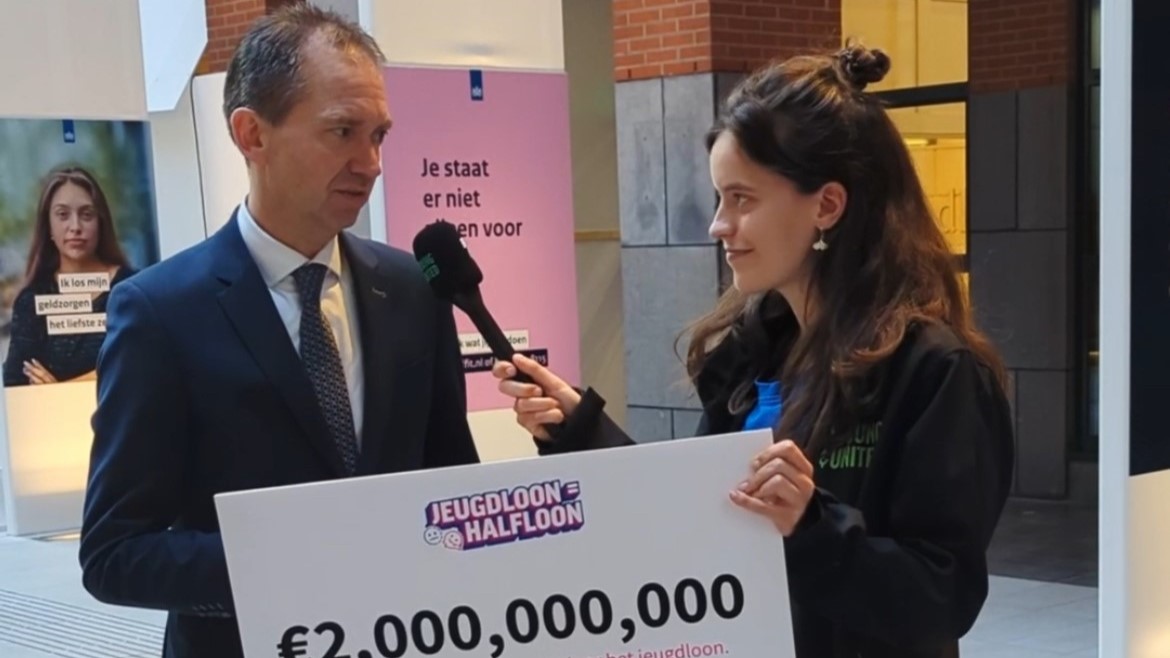 Minister Eddy van Hijum (SZW) in gesprek met FNV Young & United-voorzitter Neele Boelens. Foto: videostill FNV