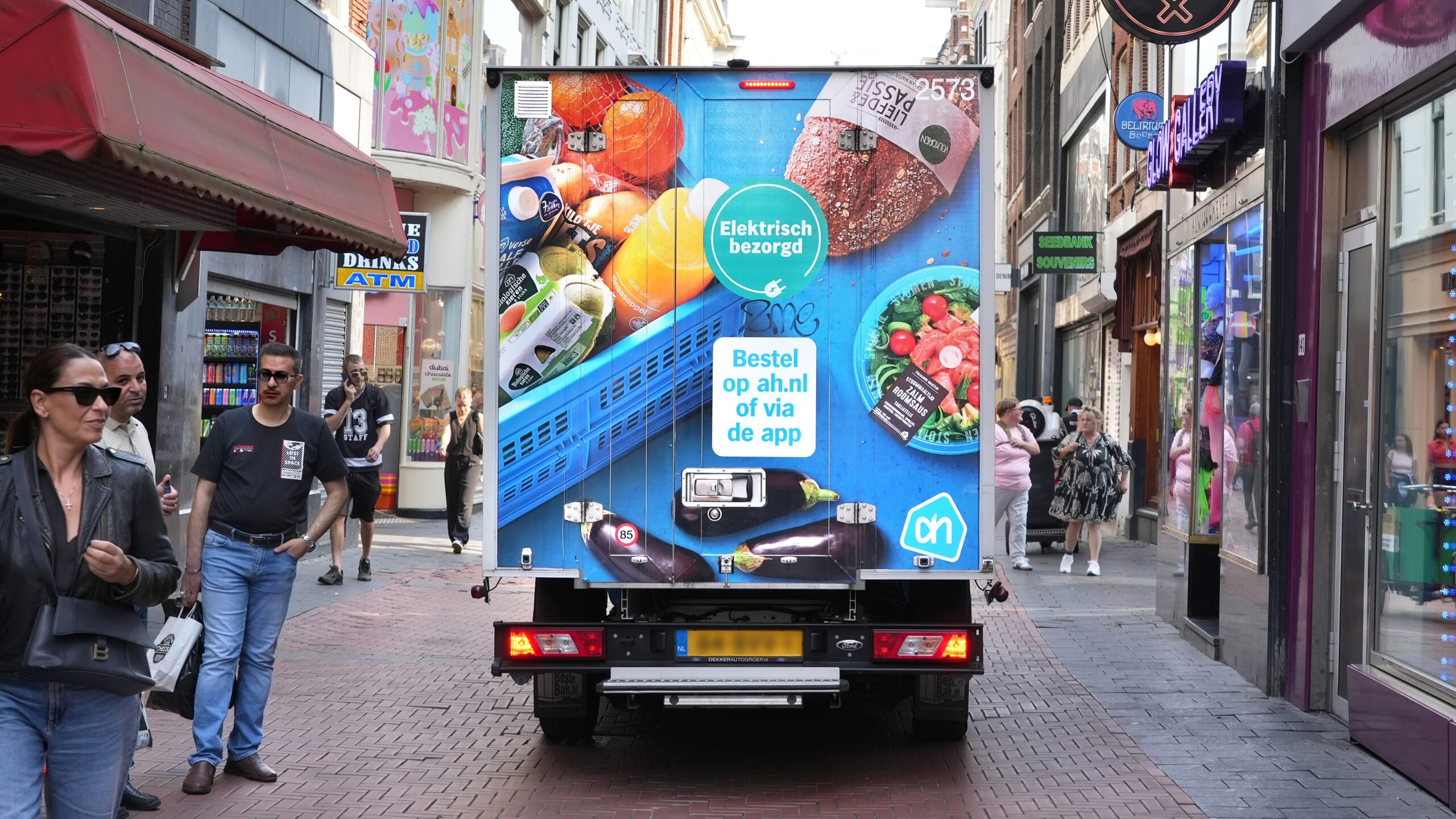 Een elektrische Albert Heijn-bezorgbus in Amsterdam. Foto: ANP