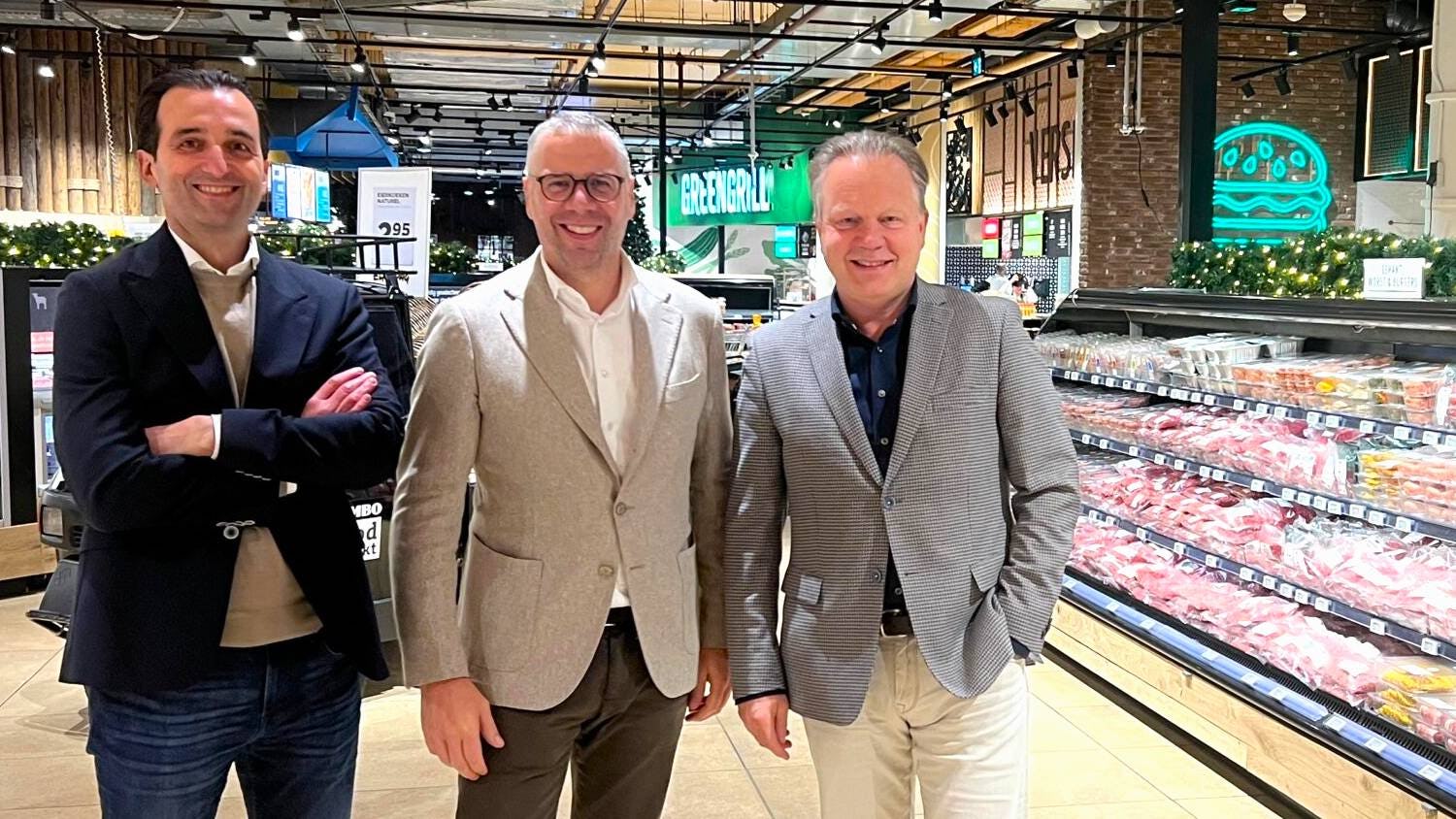 Van links naar rechts: Ralph Bertrand (formuledirecteur), Anrico Maat (operationeel directeur) en Ton van Veen (ceo) bij de lancering van de vernieuwde Foodmarkt in Breda. Foto: Distrifood