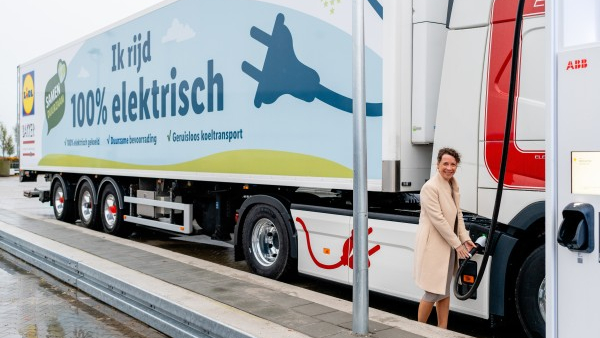 Wethouder Hedwich Rinkes bij de opening van het snellaadplein van Lidl in Heerenveen. Foto: Lidl