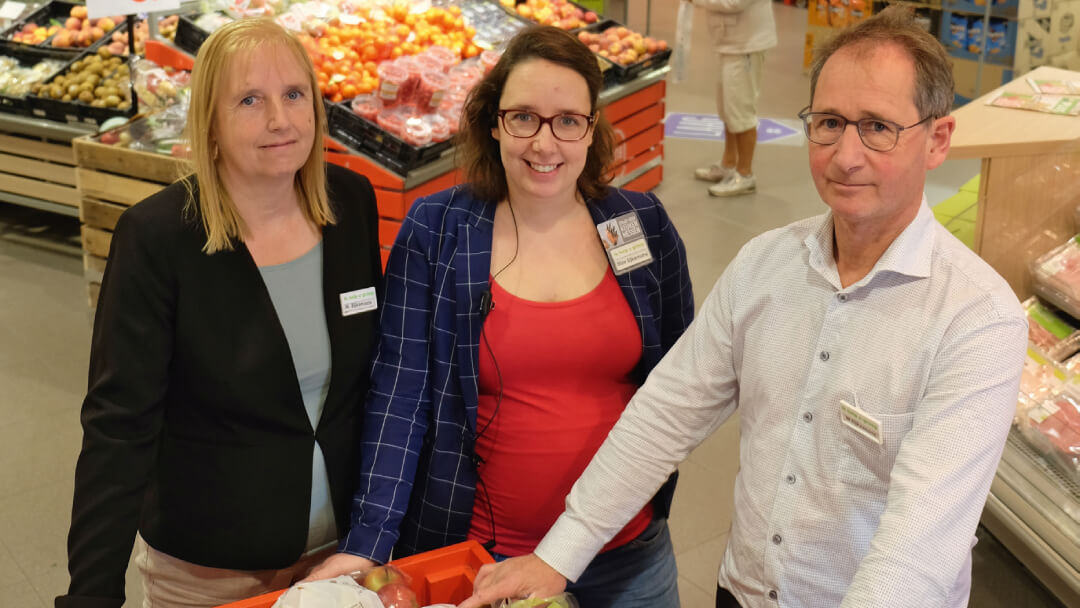 Oud-Plus-ondernemer Wim Eijkemans met links naast hem zijn dochter Elise. Foto: Distrifood