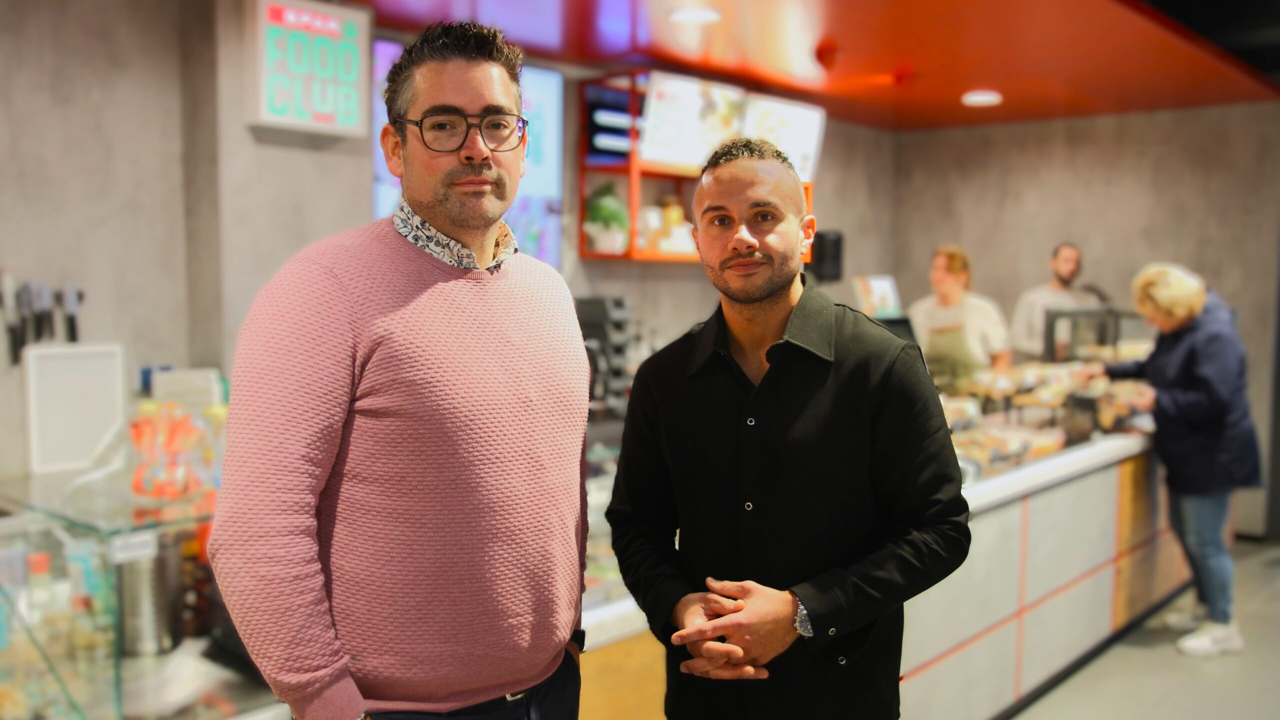 Voorzitter Pim Meijer van de Spar Detaillisten Coöperatie (links) en Spar-multifranchiser Ismail Abdel Rahman. Foto: Distrifood