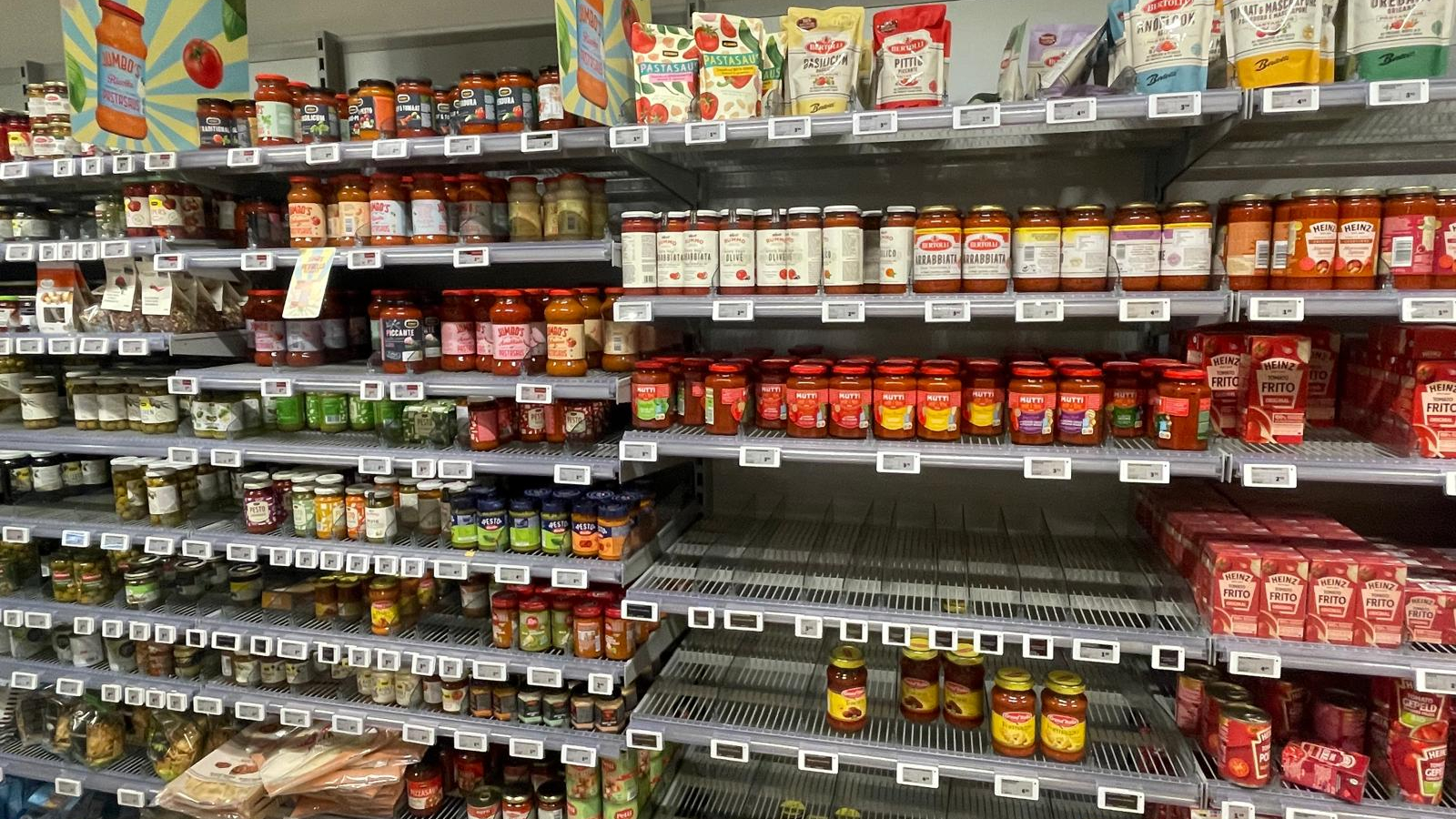 Het schap met pastasauzen bij Jumbo. Foto: Distrifood