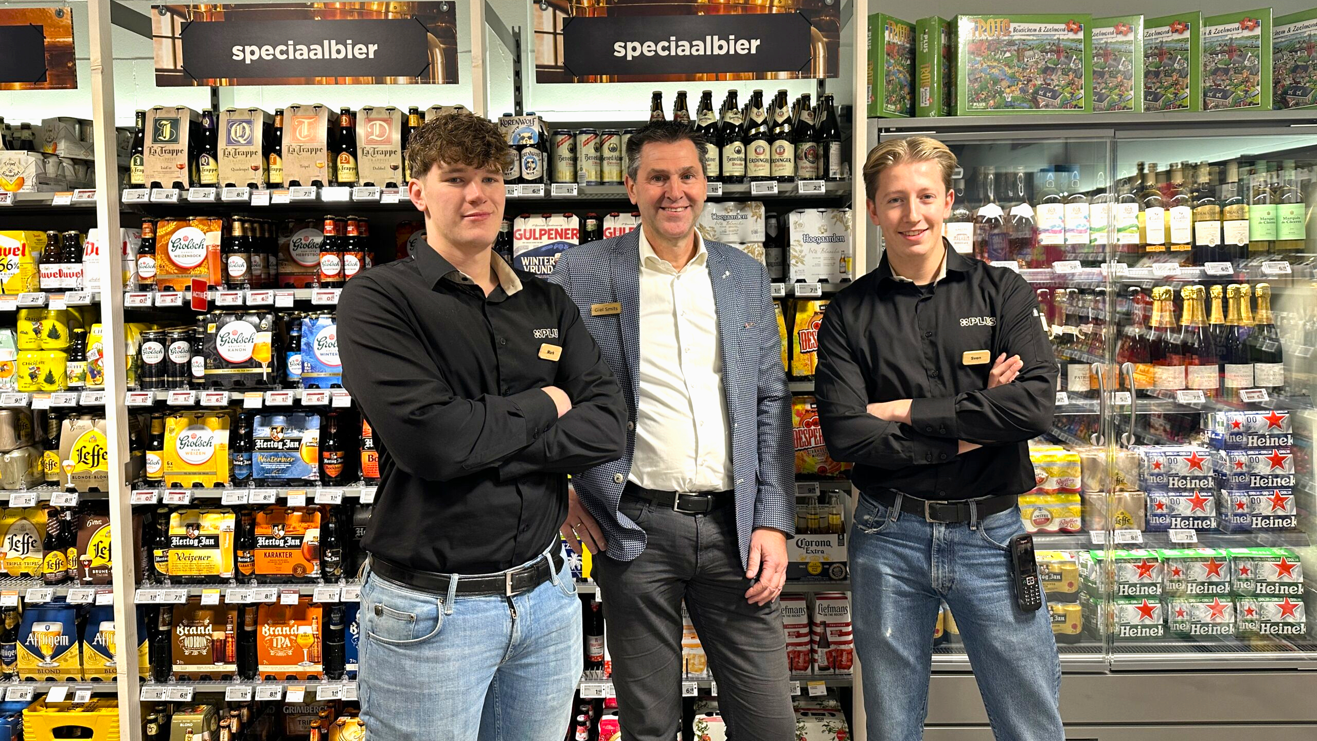 Mark Smits, Giel Smits en Sven Dokman in de behalve de gevel volledig vernieuwde Plus in Beusichem. Foto: Distrifood