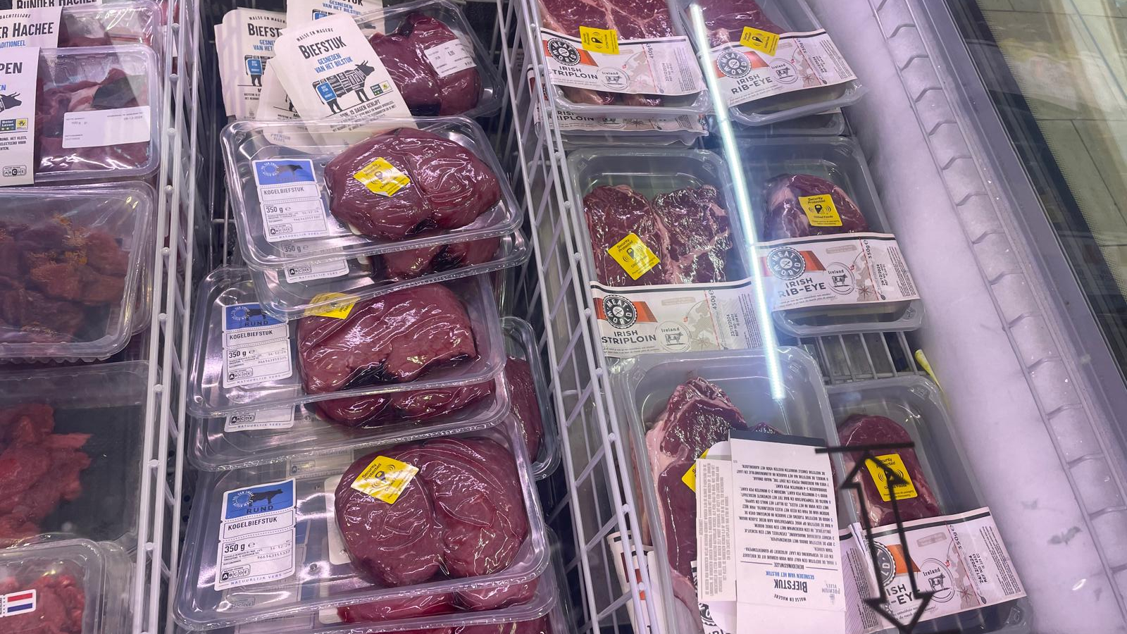 Vlees bij Lidl, voorzien van anti-diefstalstickers. Foto Distrifood