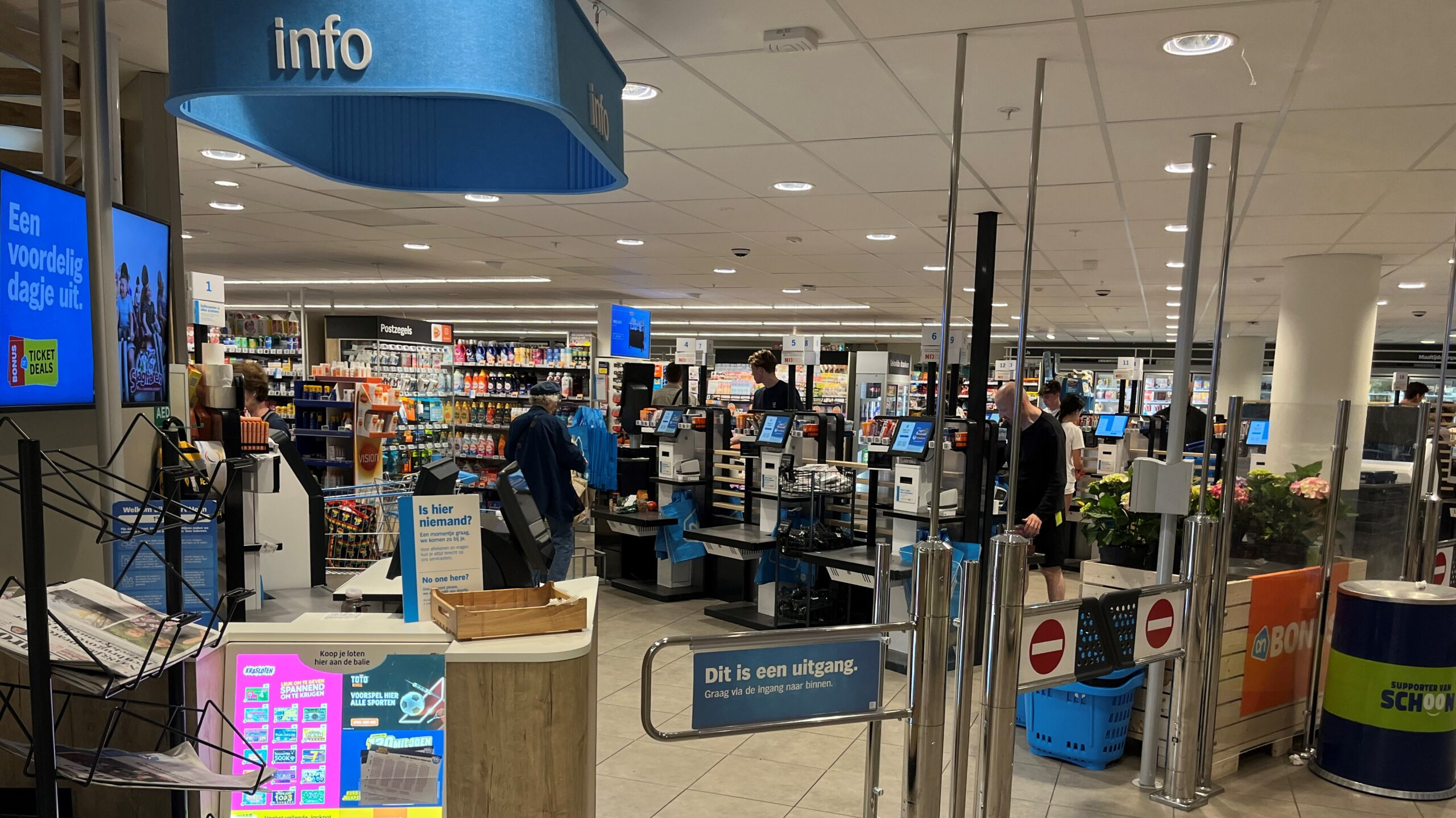 Kassaplein en servicebalie bij Albert Heijn Museumplein in Amsterdam. Foto: Distrifood