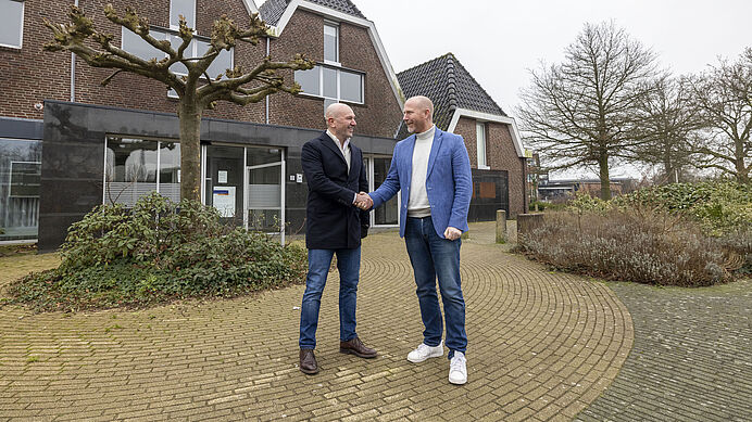 Edward Koornneef (links) en de Westlandse wethouder Michiel Ferwerda op de beoogde locatie van de nieuwe supermarkt. Foto: Gemeente Westland