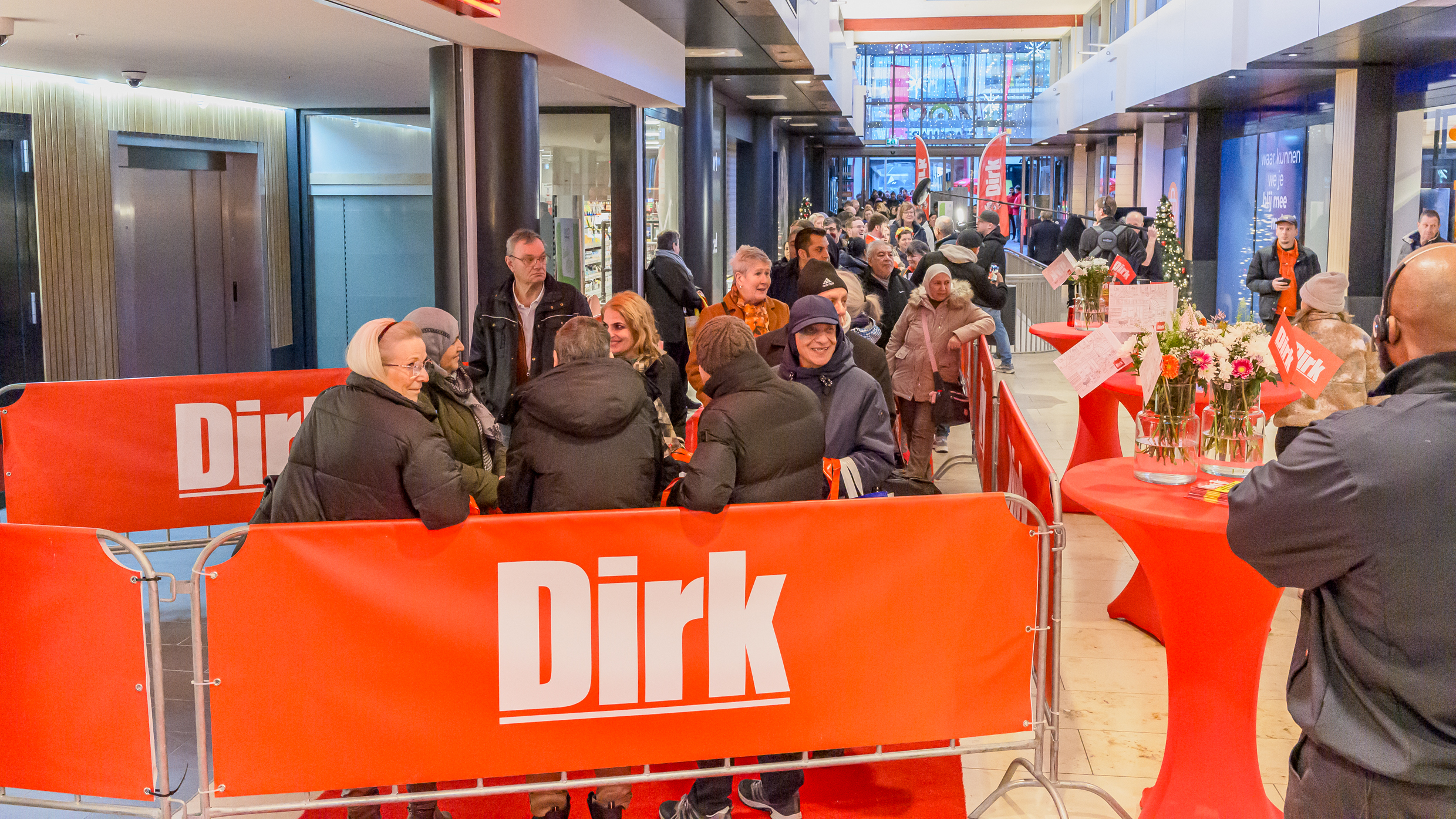 Drukte bij de opening van Dirk in Zoetermeer Stadshart. Foto: Dirk