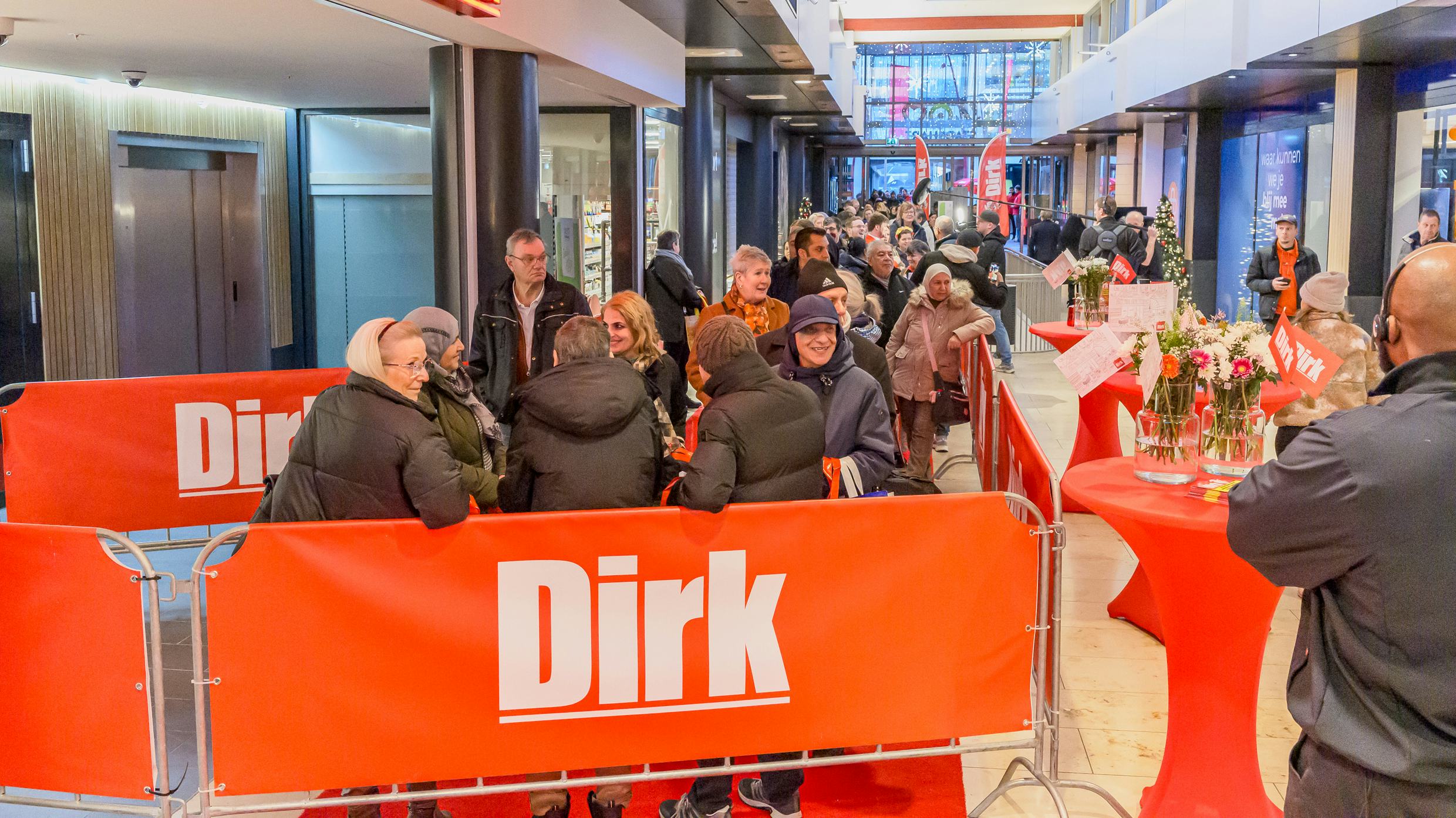 Drukte bij de opening van Dirk in Zoetermeer Stadshart. Foto: Dirk