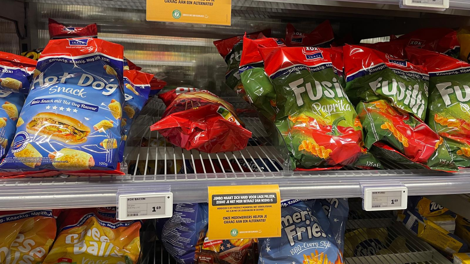 Schapkaarten die klanten uitleggen waarom sommige bijvoorbeeld Hama´s niet beschikbaar zijn. Foto: Distrifood