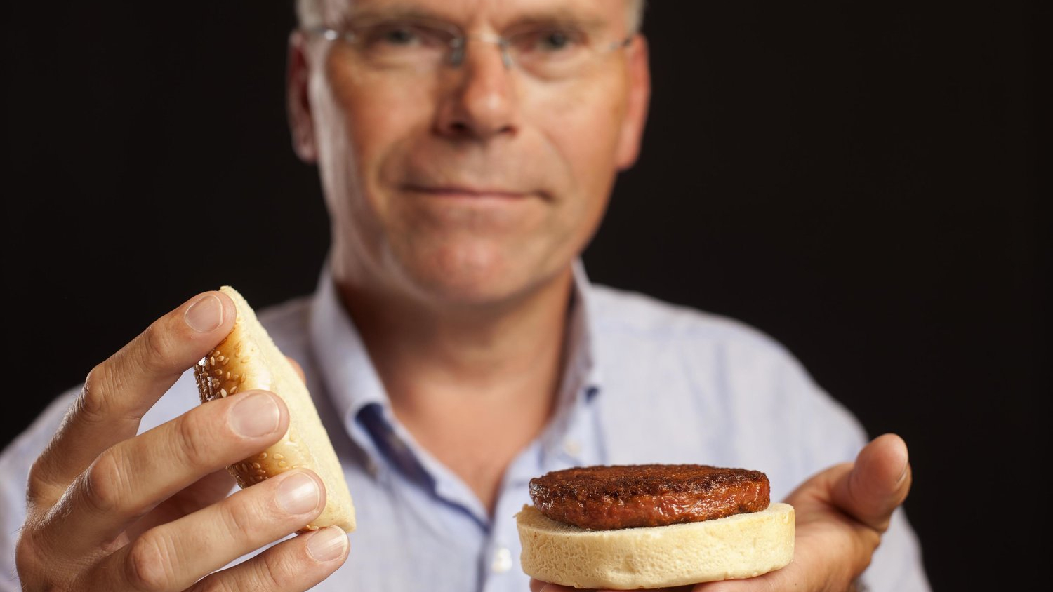 Mark Post met de eerste kweekvleeshamburger in 2013. Foto: Mosa Meat