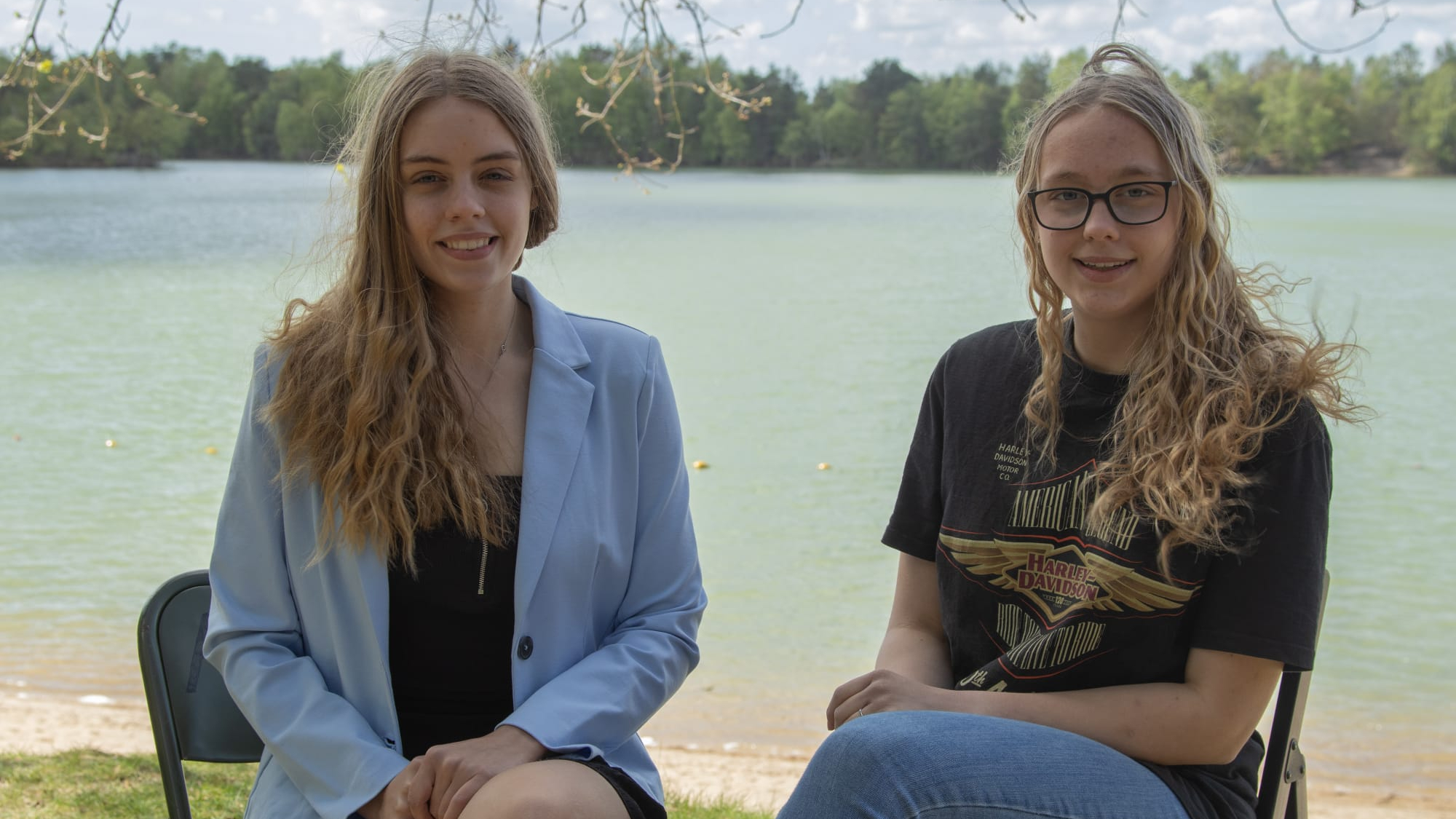 Sanne en Ilse Huzen nemen de gesloten CoopCompact in Hooghalen over. Foto: Familie Huzen