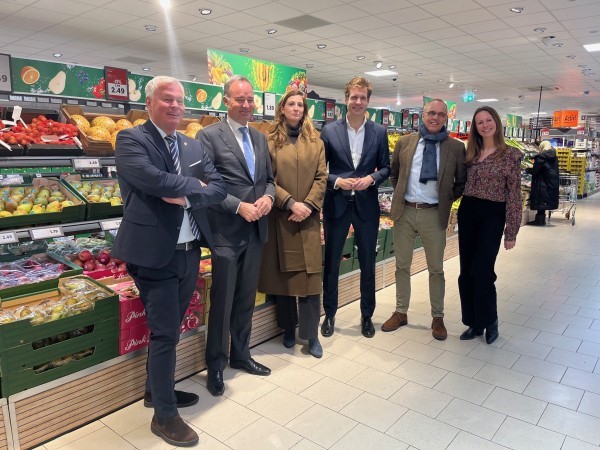 CBL-voorzitter Bert Roetert, CBL-directeur Marc Jansen, Head of CSR & Corporate Communications Lidl Nederland Quirine de Weerd, staatssecretaris Vincent Karremans, algemeen directeur Lidl Nederland Marcel Oosterwijk en Adviseur Duurzaamheid & Gezondheid Lidl Nederland Chantal Goenee. Foto: Lidl