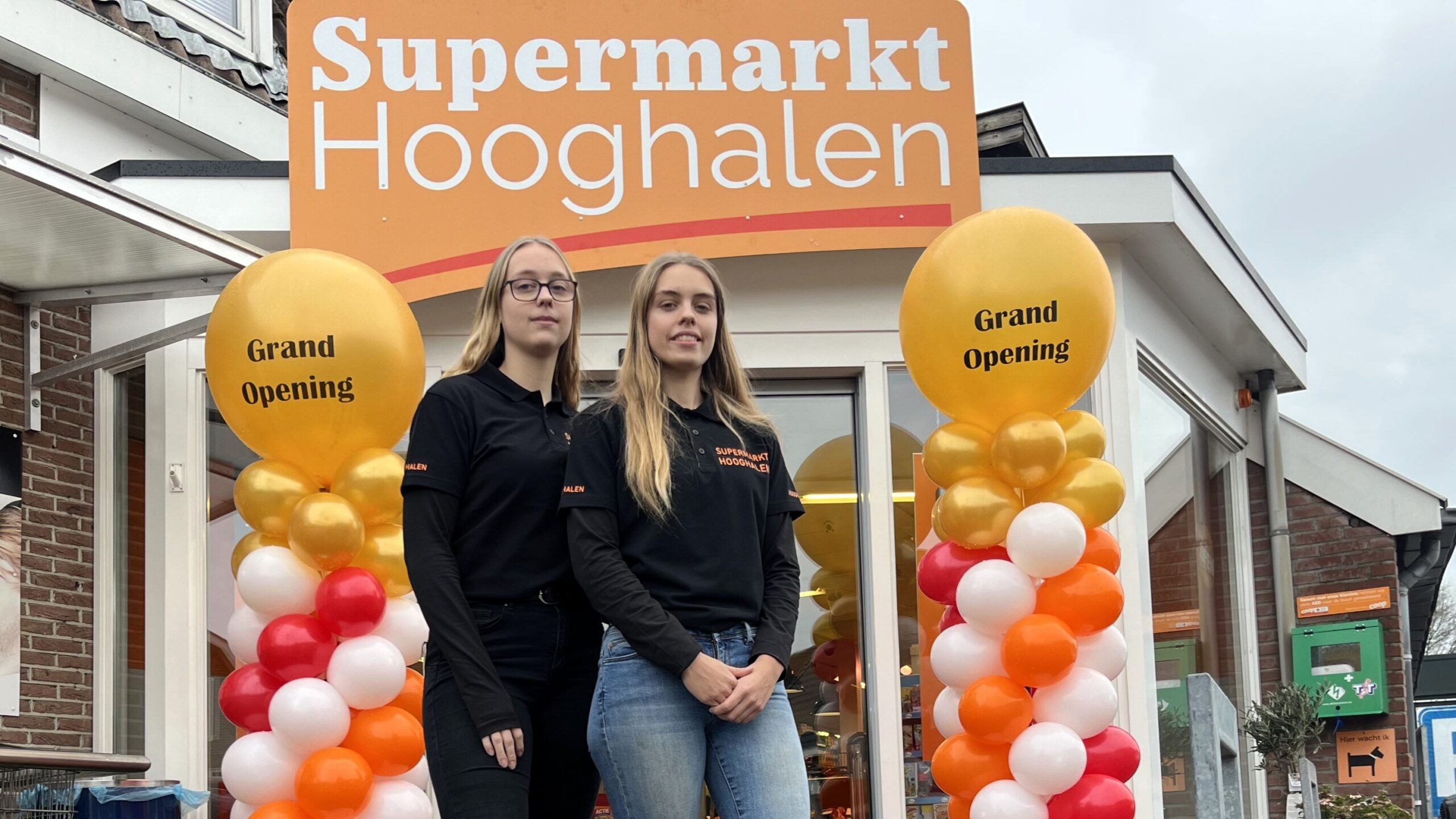 Tienerzussen Sanne en Ilse runnen Supermarkt Hooghalen. Foto: Distrifood