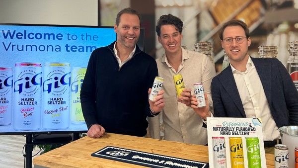 Ilco Kwast van Vrumona met de broers Ponsen. Foto: Vrumona