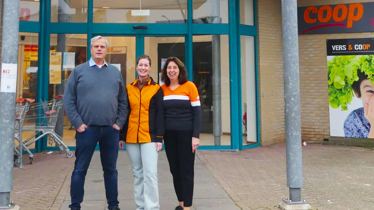 Oud-ondernemer Johan Louwen begin 2025 met zijn vrouw Jannie (rechts) en medewerkster Jennifer voor de CoopCompact in Goudswaard. Foto: Distrifood