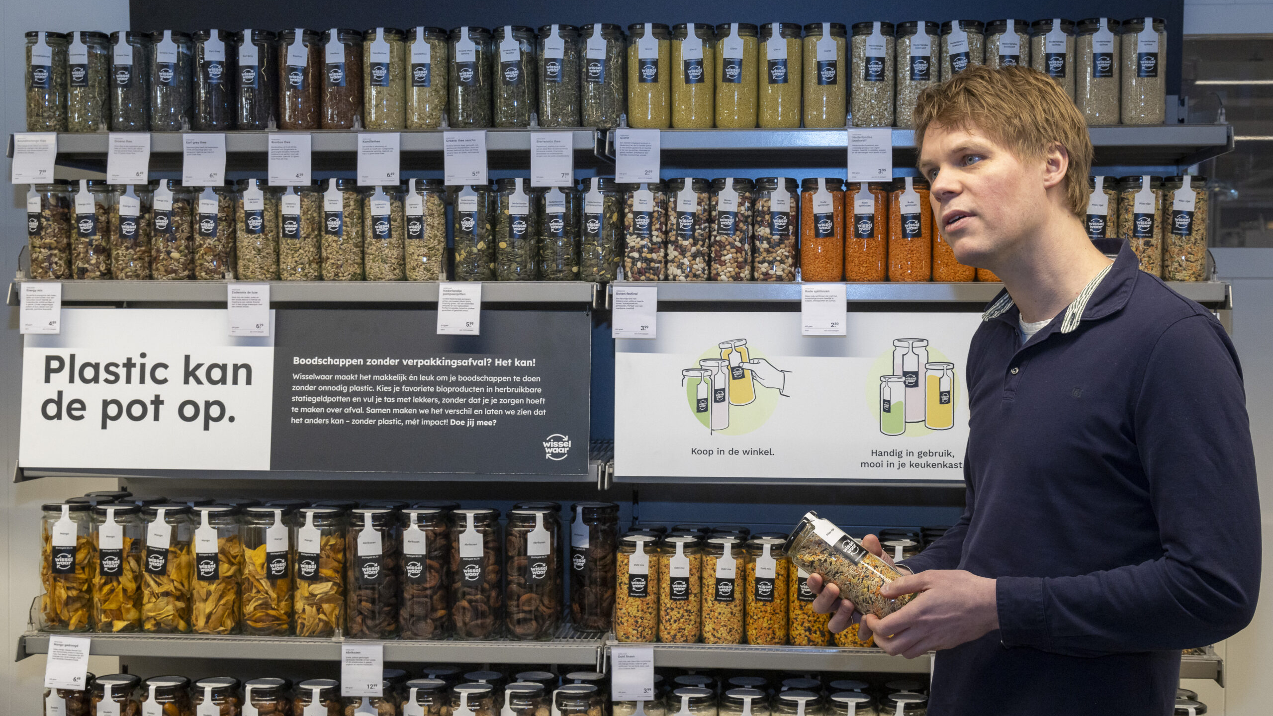 Steven IJzerman van Ekoplaza voor het Wisselwaar-schap dat in Enschede wordt getest. Foto: Koos Groenewold