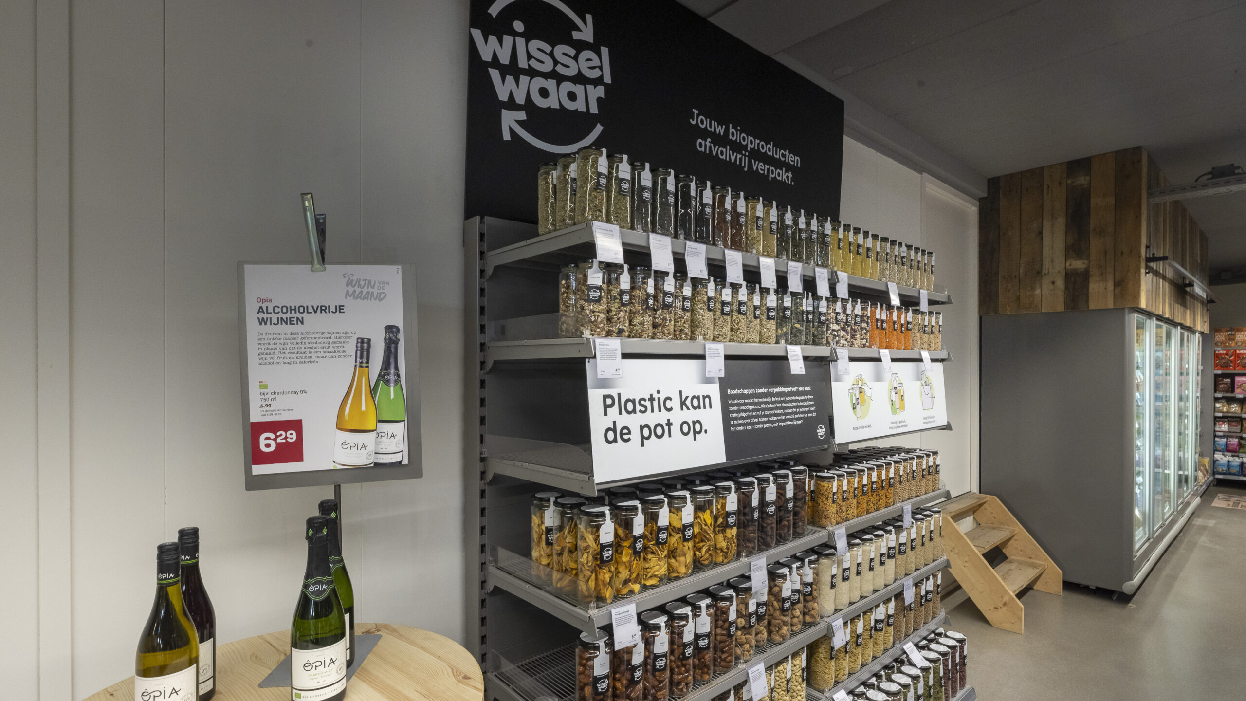 Het Wisselwaar-schap in de Ekoplaza in Enschede. Foto: Koos Groenewold