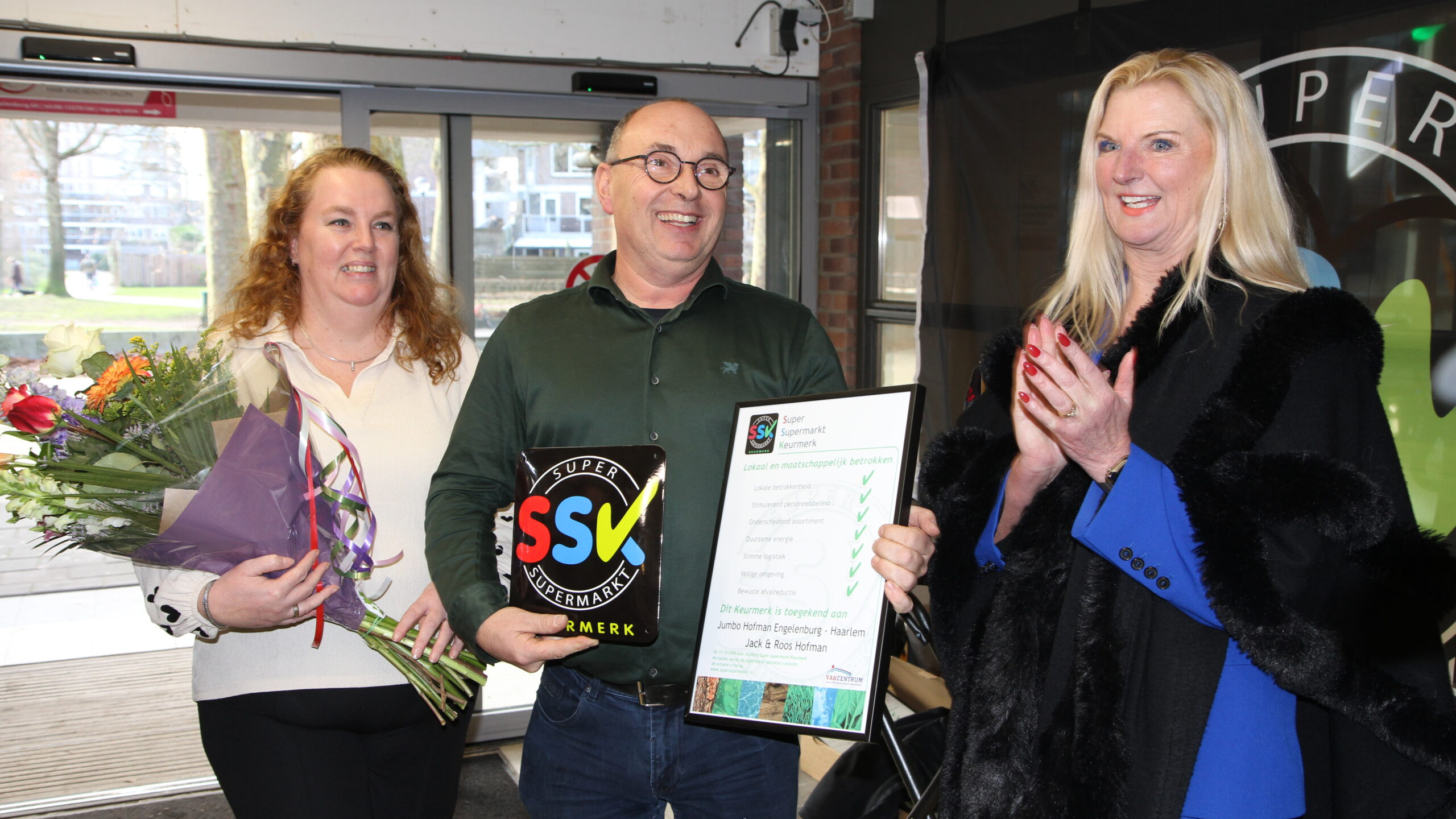 Roos (links) en Jack Hofman krijgen het Super Supermarkt Keurmerk (SSK) voor hun drie Jumbo-winkels. Foto: Distrifood