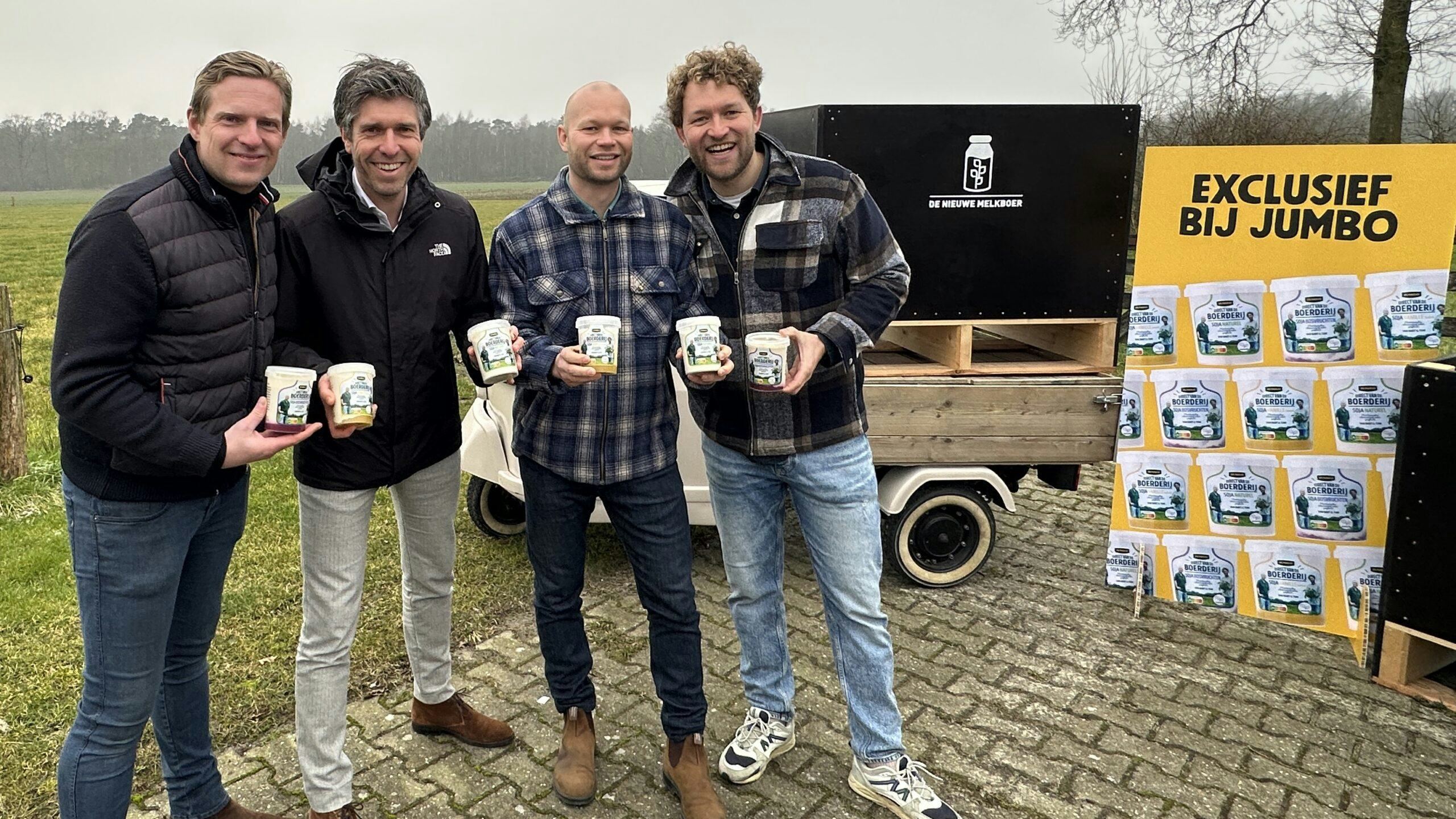 Tijn Leussink (Jumbo Leussink), Menno Wigtman (Jumbo), Bart en Tom Grobben (De Nieuwe Melkboer) tonen het nieuwe huismerkproduct van Jumbo. Foto: Distrifood